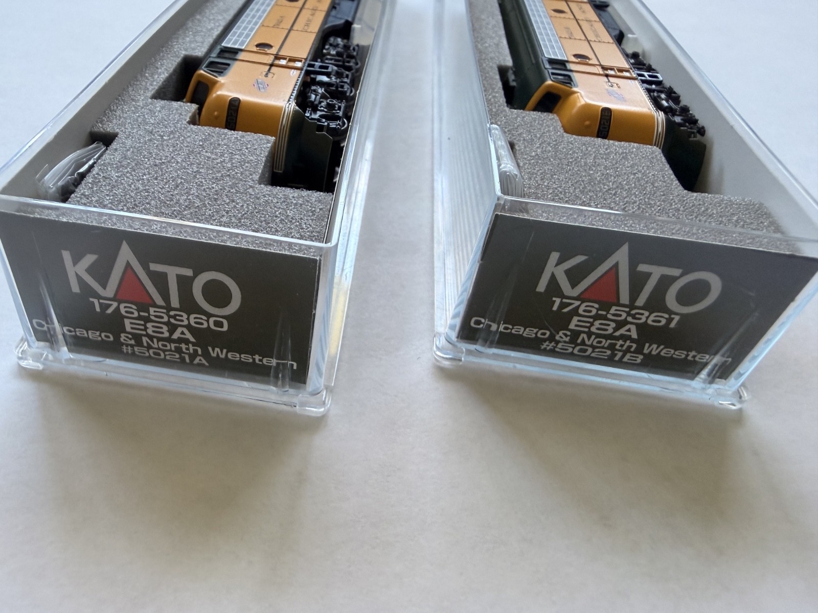 🚂 KATO N SCALE CHICAGO & NORTHWESTERN CNW EMD E8 DIESEL LOCO PAIR 5021A 5021B