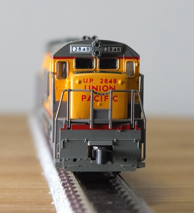 Kato 176-0933 N Gauge GE U30C diesel loco in Union Pacific livery