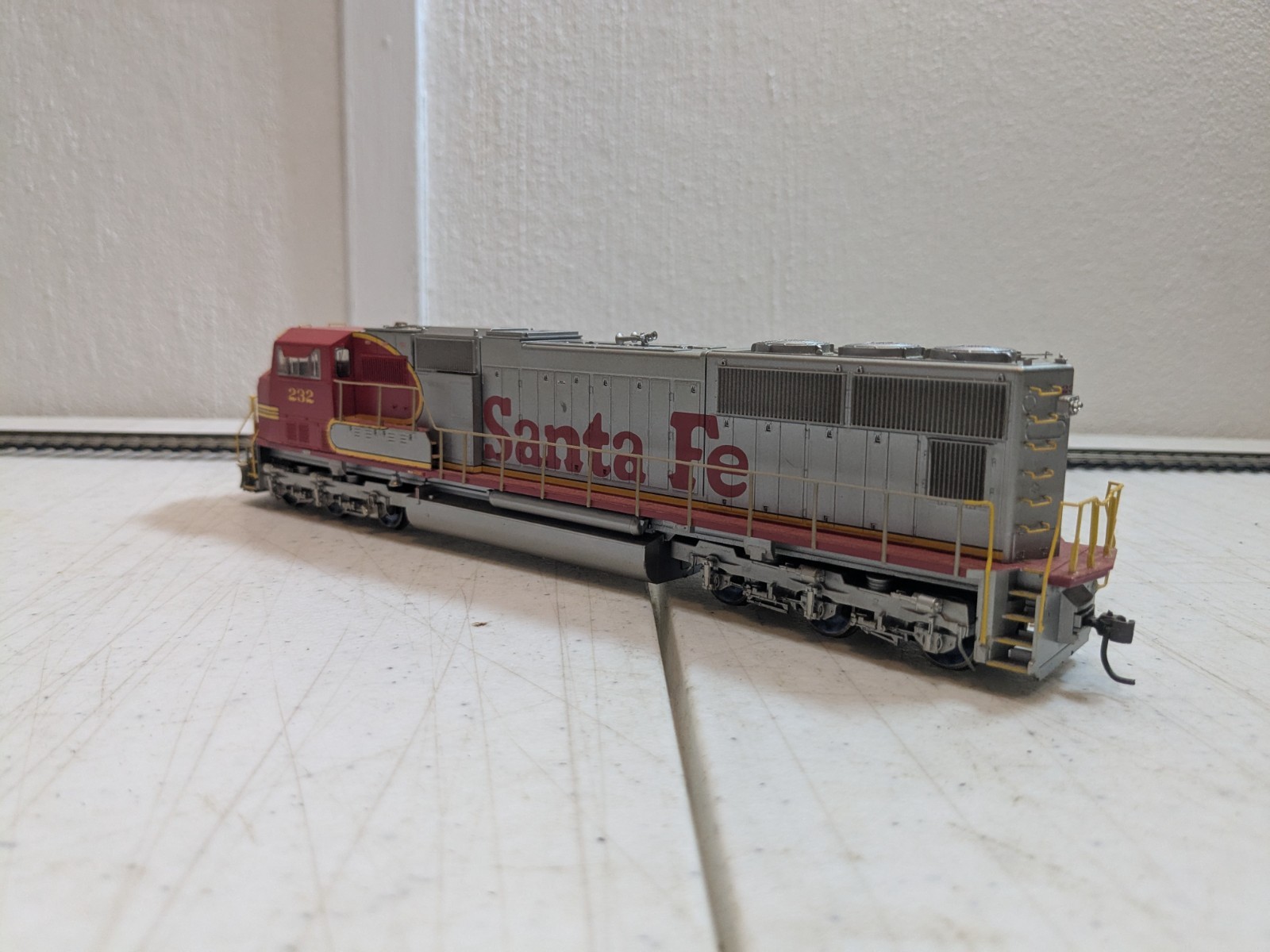 Genesis G62208 – Santa Fe #232 SD75M Diesel Locomotive – DC – HO Scale