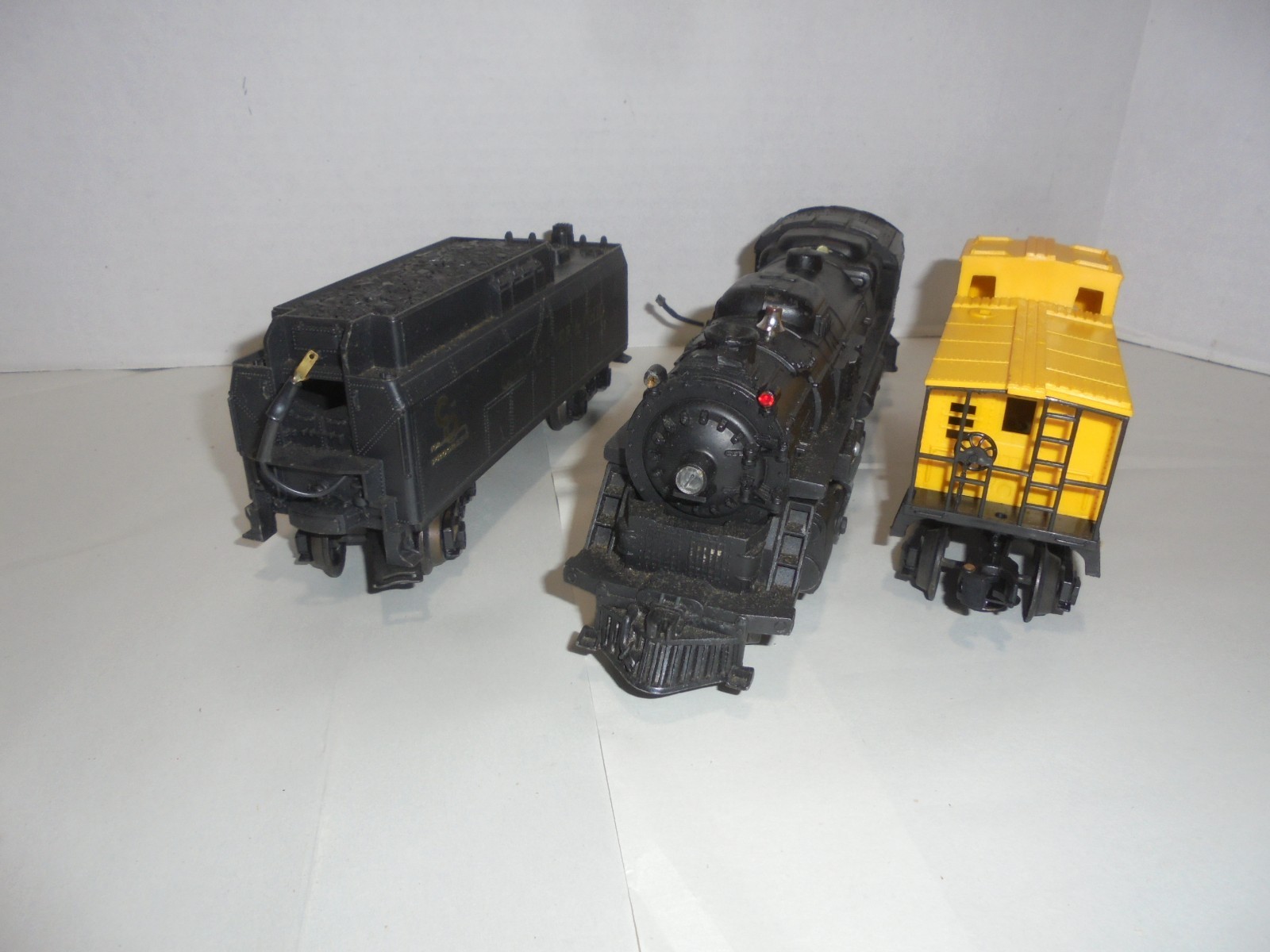 LIONEL C&O STEAM ENGINE WITH TENDER AND CABOOSE VINTAGE O GAUGE