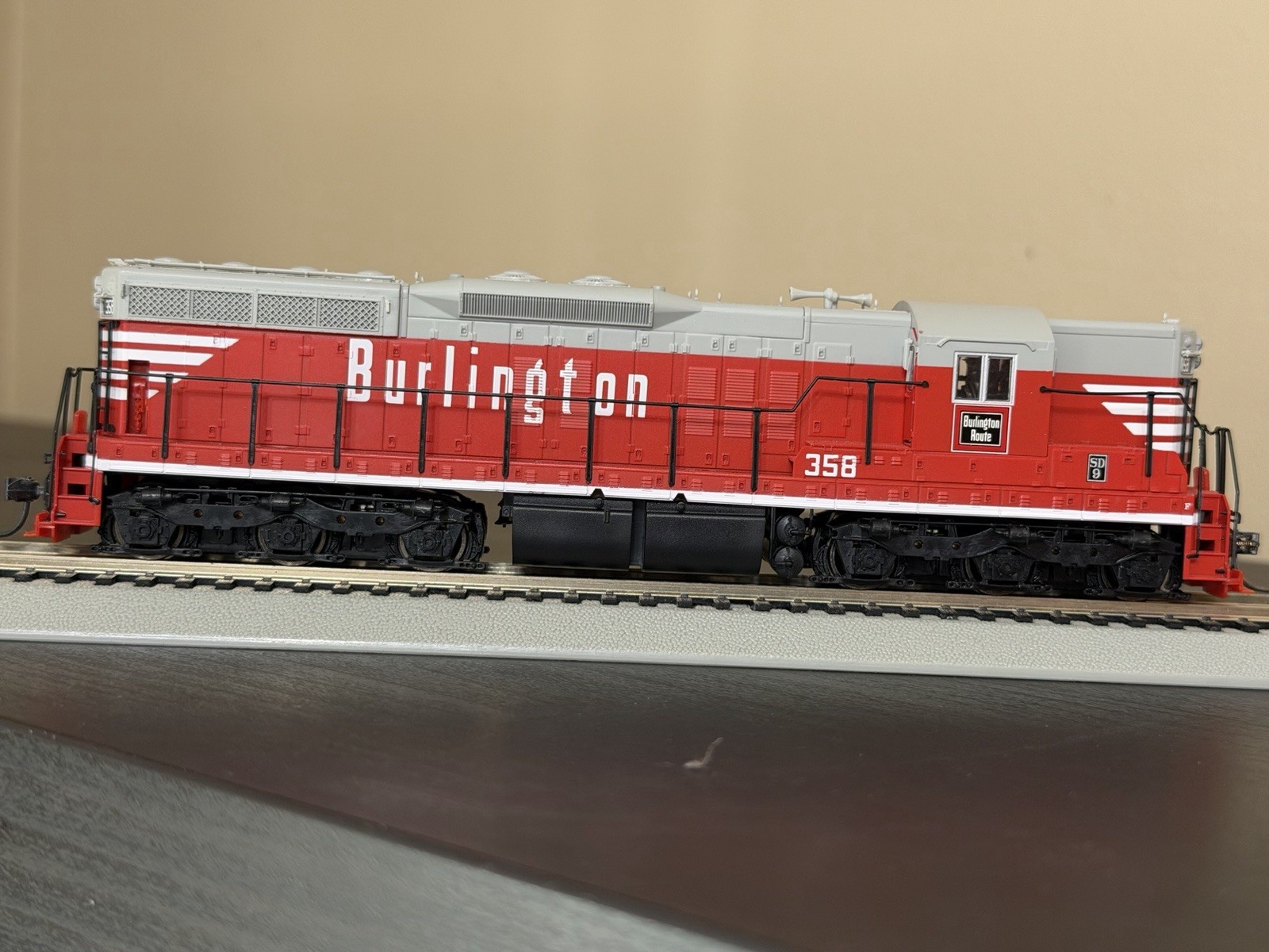 Life-Like Proto 2000 – CB&Q SD9 #358 1950s “Chinese Red” livery DC HO Scale
