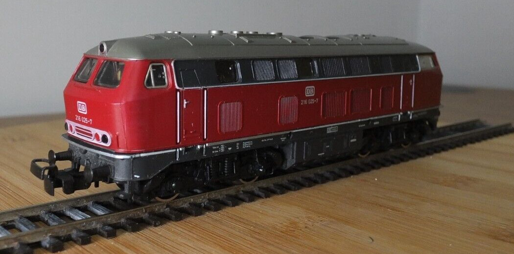 Marklin Hamo 8375 HO gauge DB BR 216 diesel locomotive in DB Red Livery