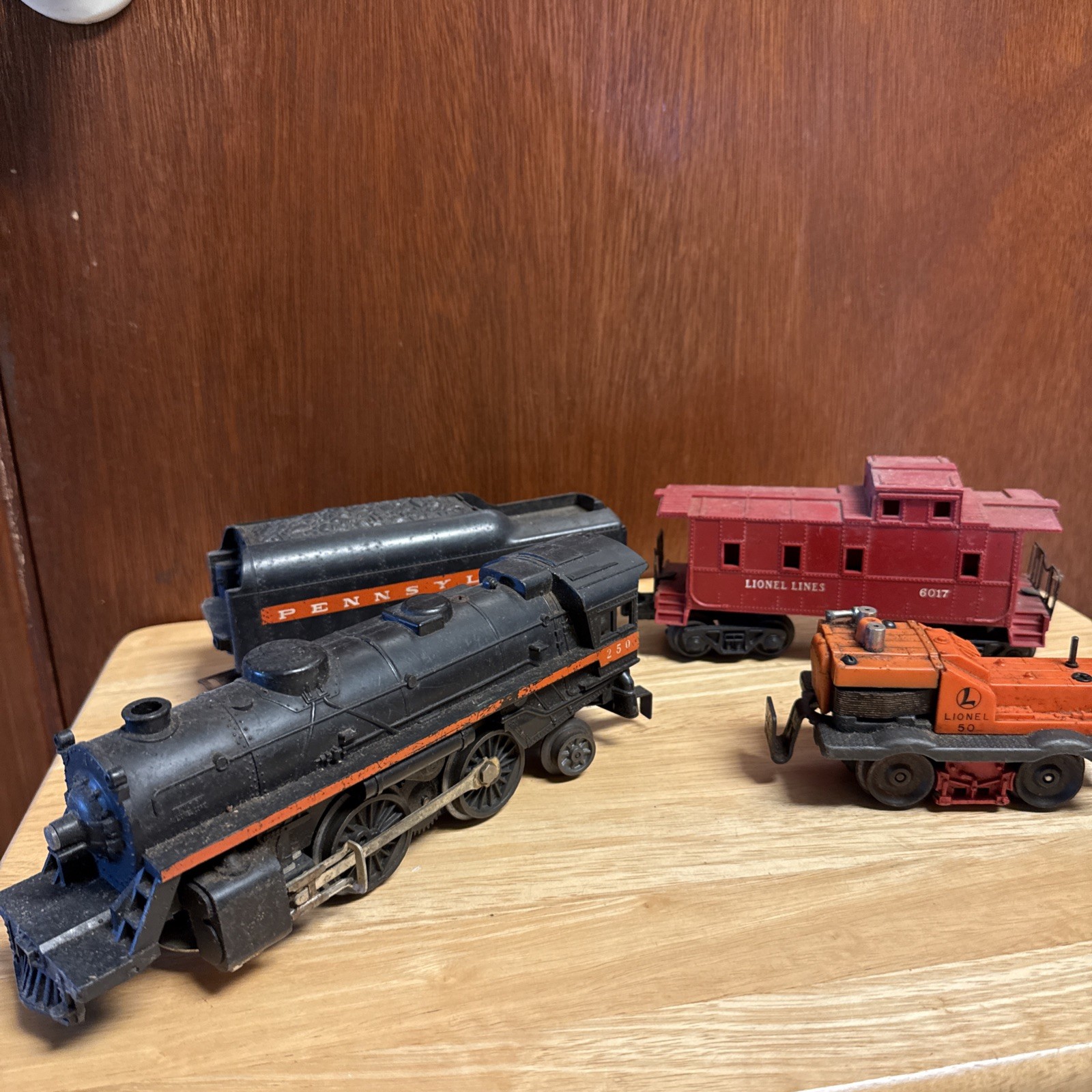 Lionel 250 Steam Locomotive Orange Stripe Vintage USA Tender & Track Cleaner