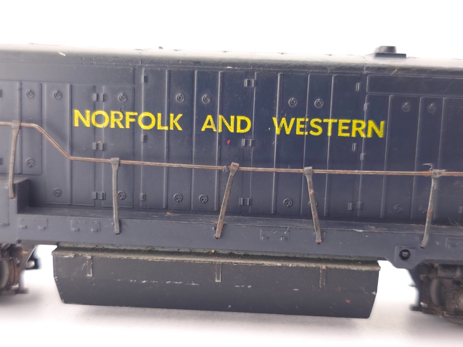 Athearn HO Scale Norfolk & Western U25B Diesel Locomotive N&W 1903 NEEDS WORK