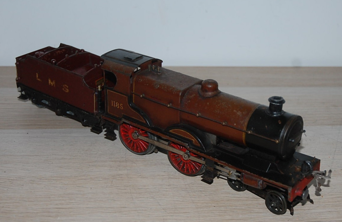 HORNBY O GAUGE CLOCKWORK COMPOUND LOCOMOTIVE AND TENDER IN RED LMS LIVERY