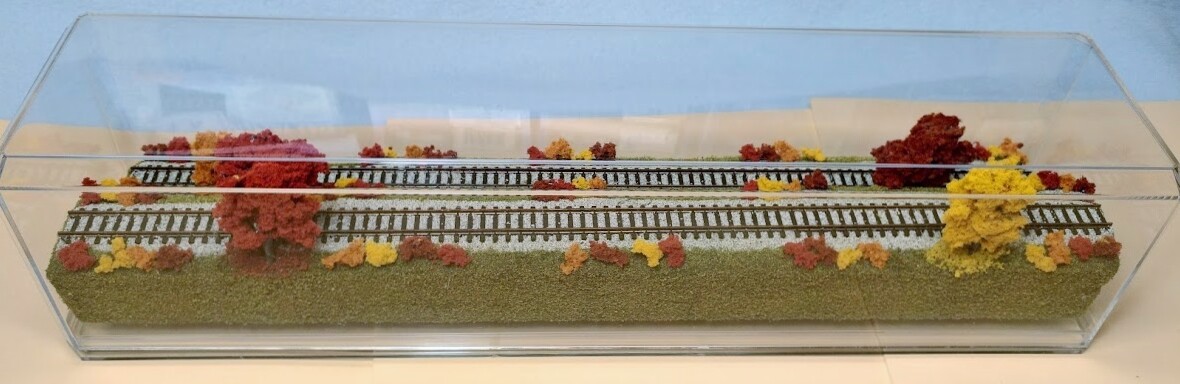 N SCALE 16″ 2-LEVEL TRACK -FALL SCENE-DISPLAY CASE -FOR ANY N TRAIN