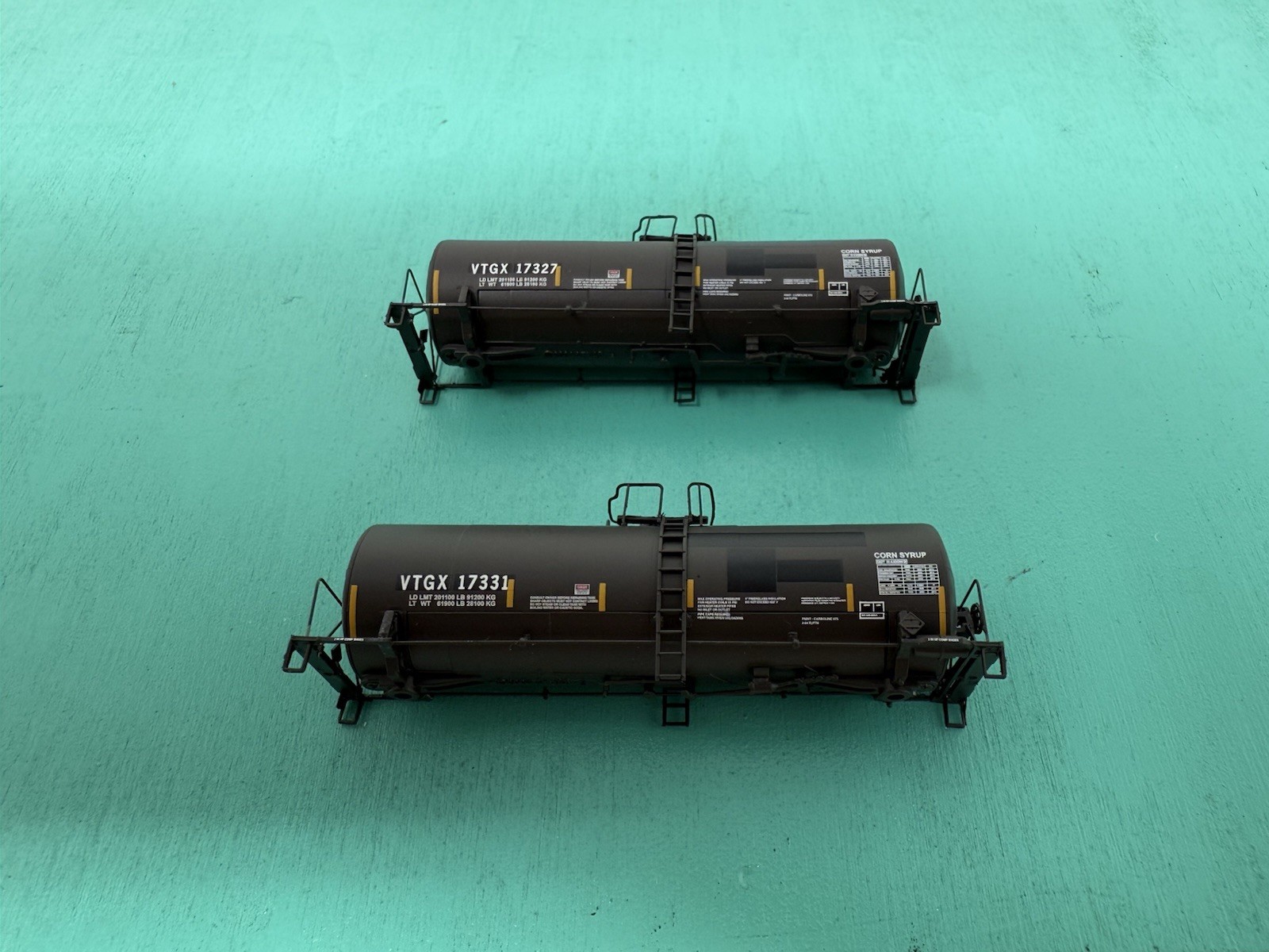 Atlas N – 17,600 Tank Car – No Trucks/ Package – VTGX North America Set Of 2
