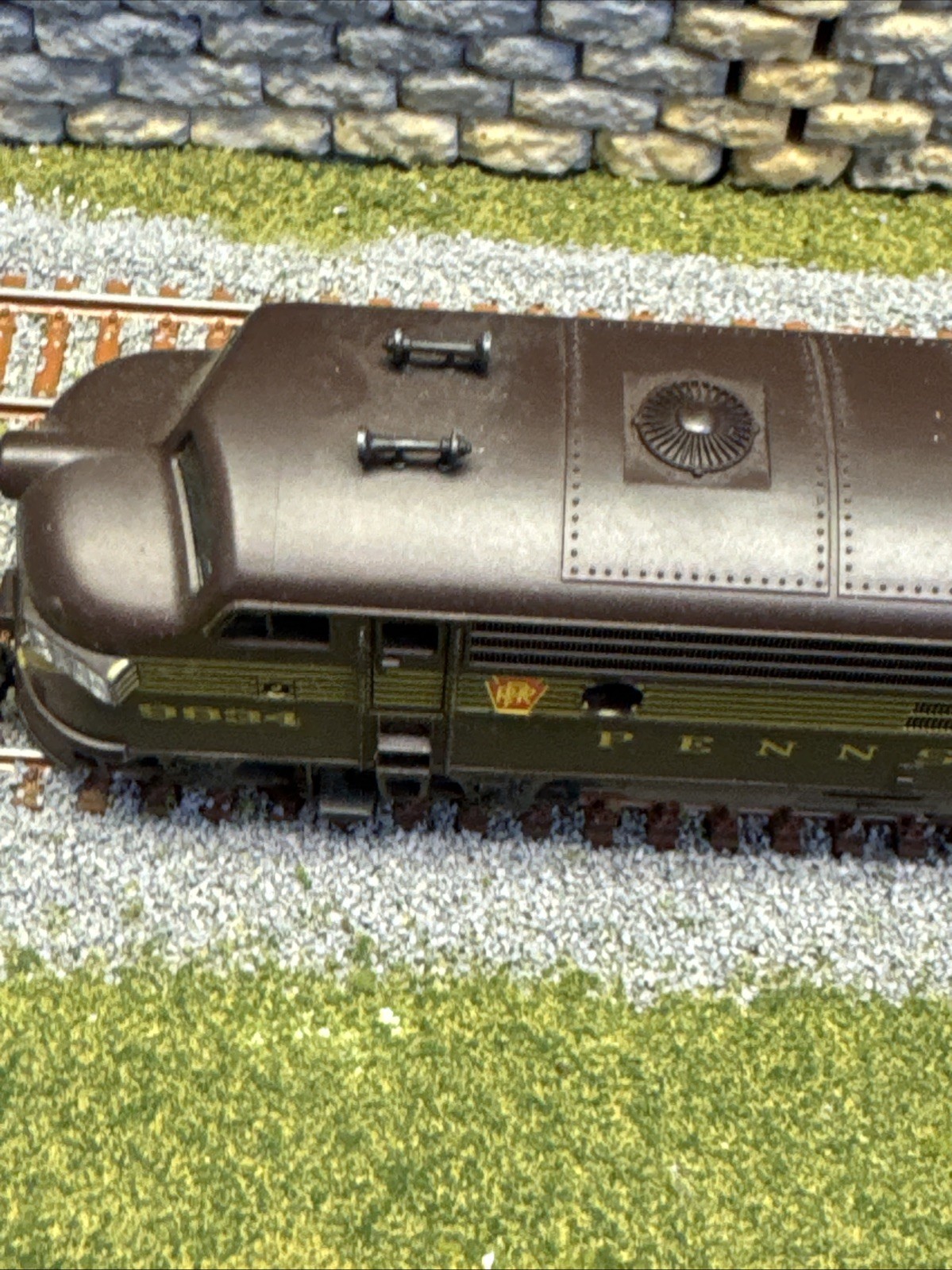 “HO SCALE “”ATLAS”” MODEL OF A PENNSYLVANIA FP7 ENGINE NO 9834.”