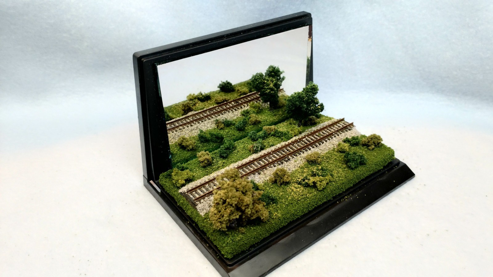 Z SCALE DISPLAY MIRROR CASE – GREAT VIEW FOR ANY Z LOCO OR CAR