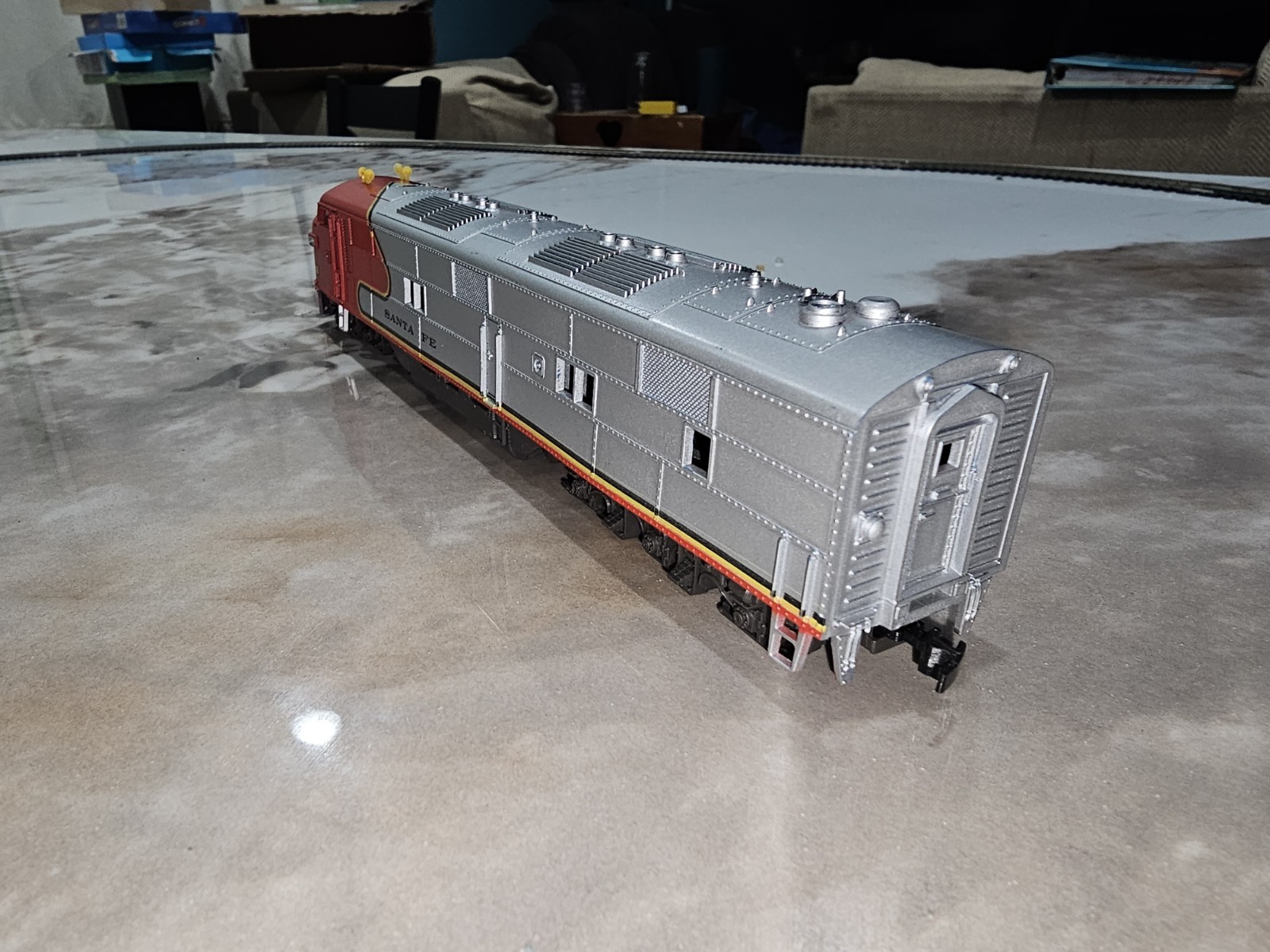 MODEL POWER SANTA FE E7 IN ORIGINAL BOX – MASSIVE & PULLS 50 CARS. FULLY CLEANED
