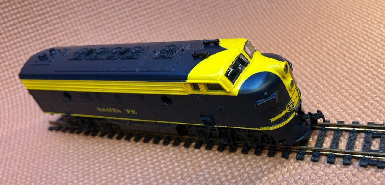 HO Diesel Locomotive Santa FE, Blue Yellow Model Railroad WORKs lot 5-3 bin2