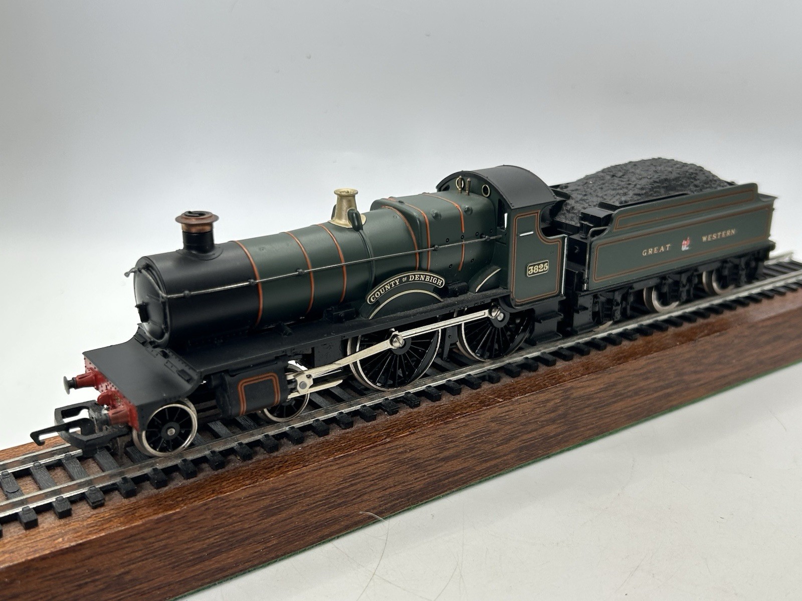 OO Hornby R584 GWR County Class 4-4-0 Steam Locomotive ‘County Of Denbigh’ – VG