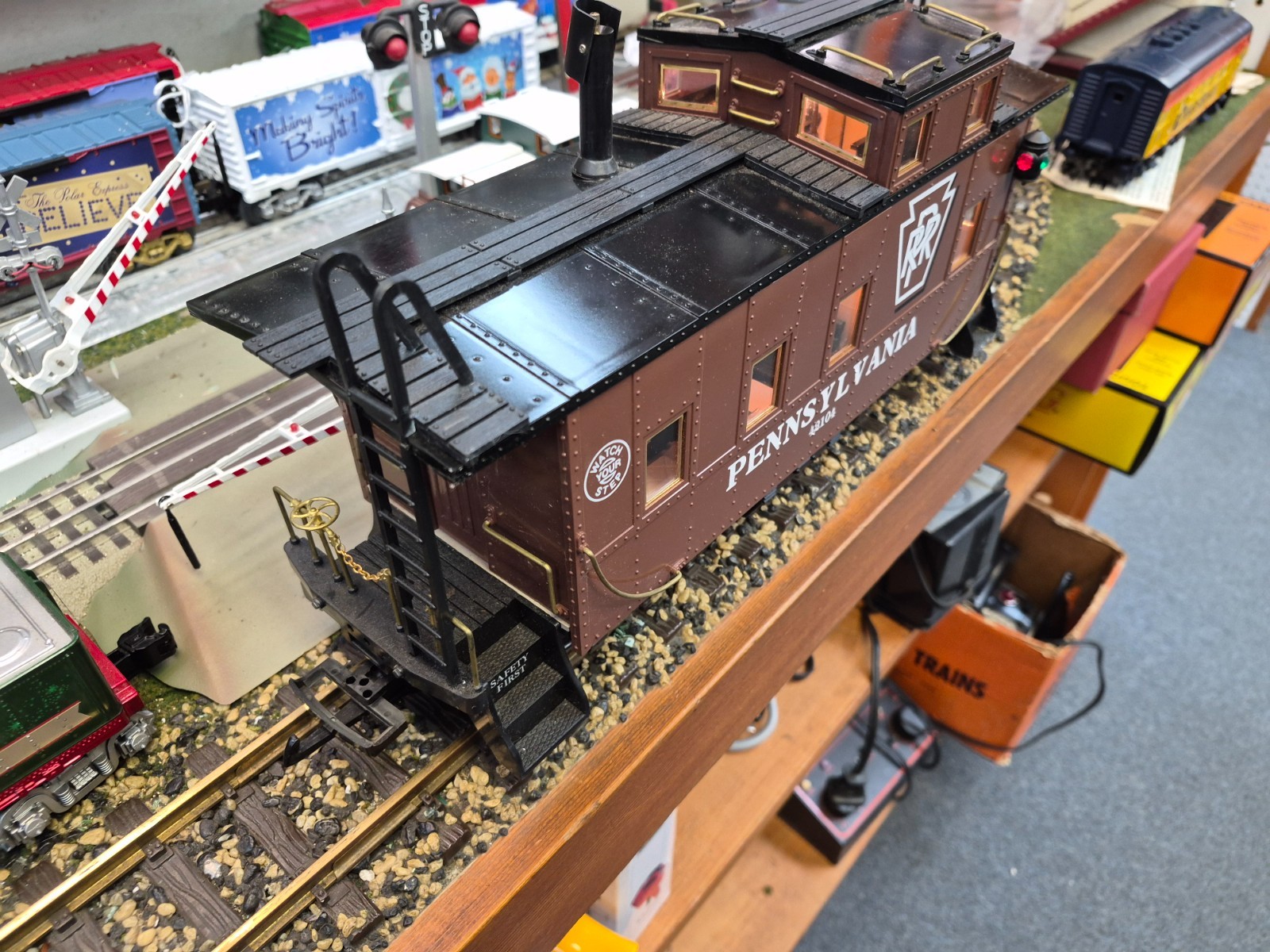 REA 42104 G SCALE 1:29 PENNSYLVANIA LONG STEEL CABOOSE LIGHTED BOXED PRE OWNED