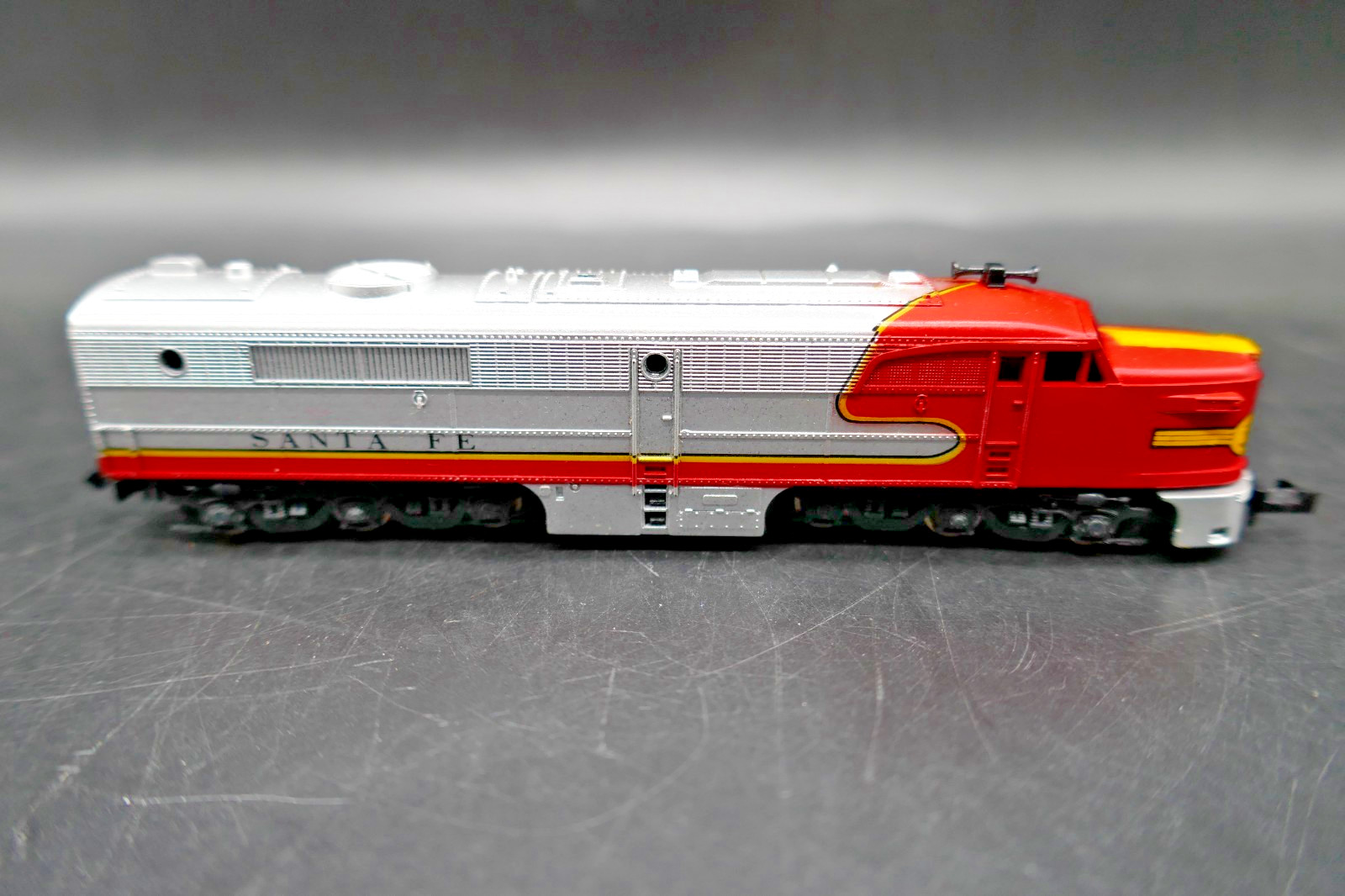N Con-Cor 2102 Dummy Unpowered PA-1 Diesel Locomotive Santa Fe w/ Case