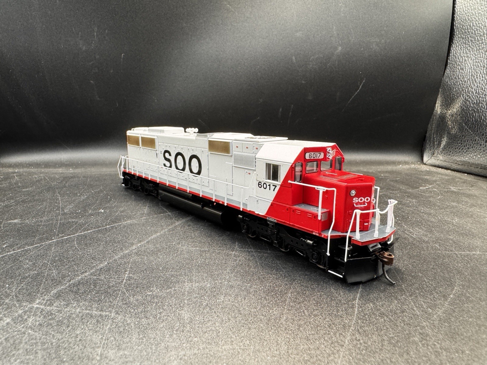 Athearn RTR 6017 Soo Line SD60 Red/White Ho Scale DC/DCC Ready 79862