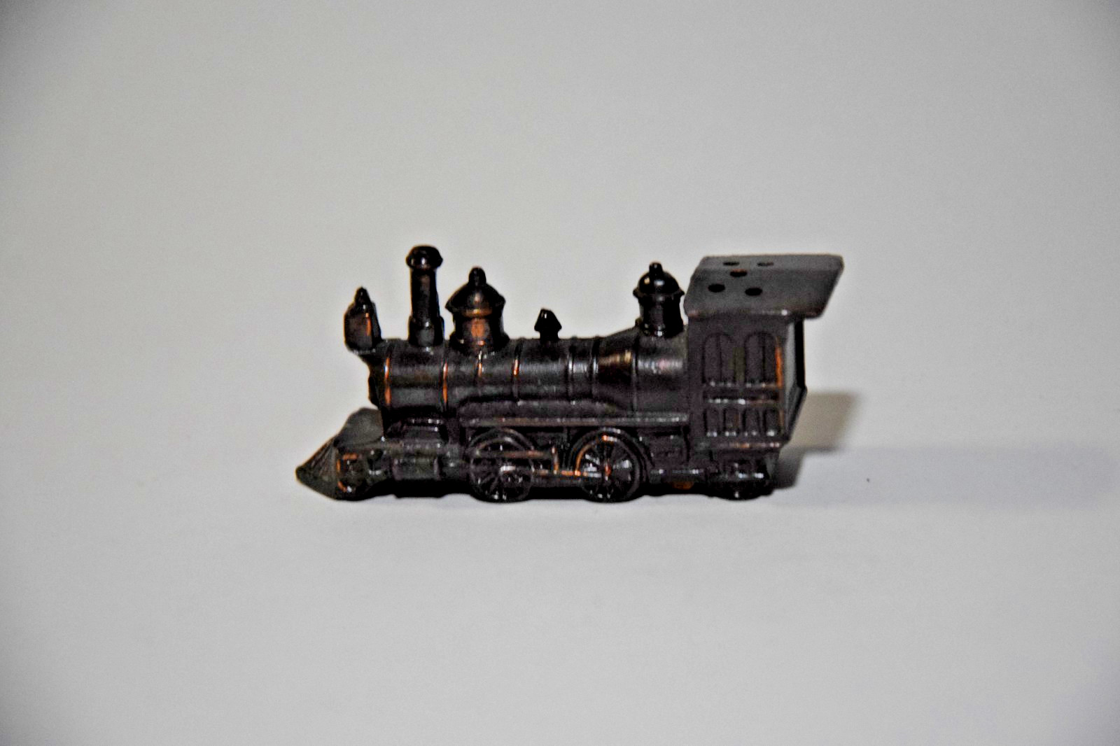 CAST METAL STEAM LOCOMOTIVE TRAIN ENGINE NICK NACK SHADOWBOX VINTAGE DIECAST