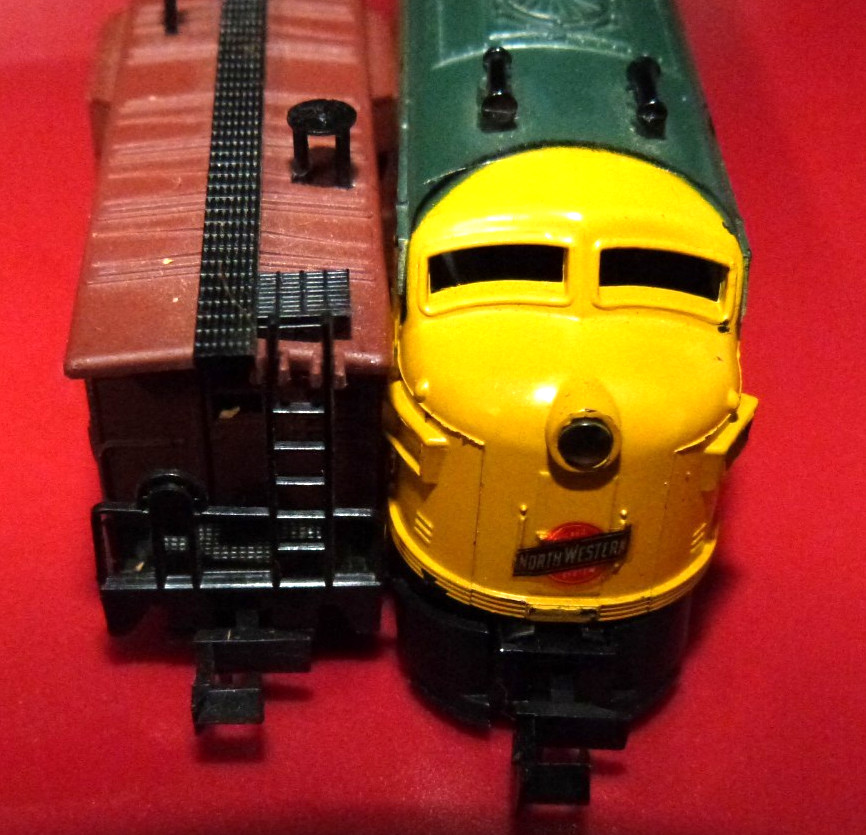 N Scale Atlas C&NW F7A Diesel & Bay Window Caboose