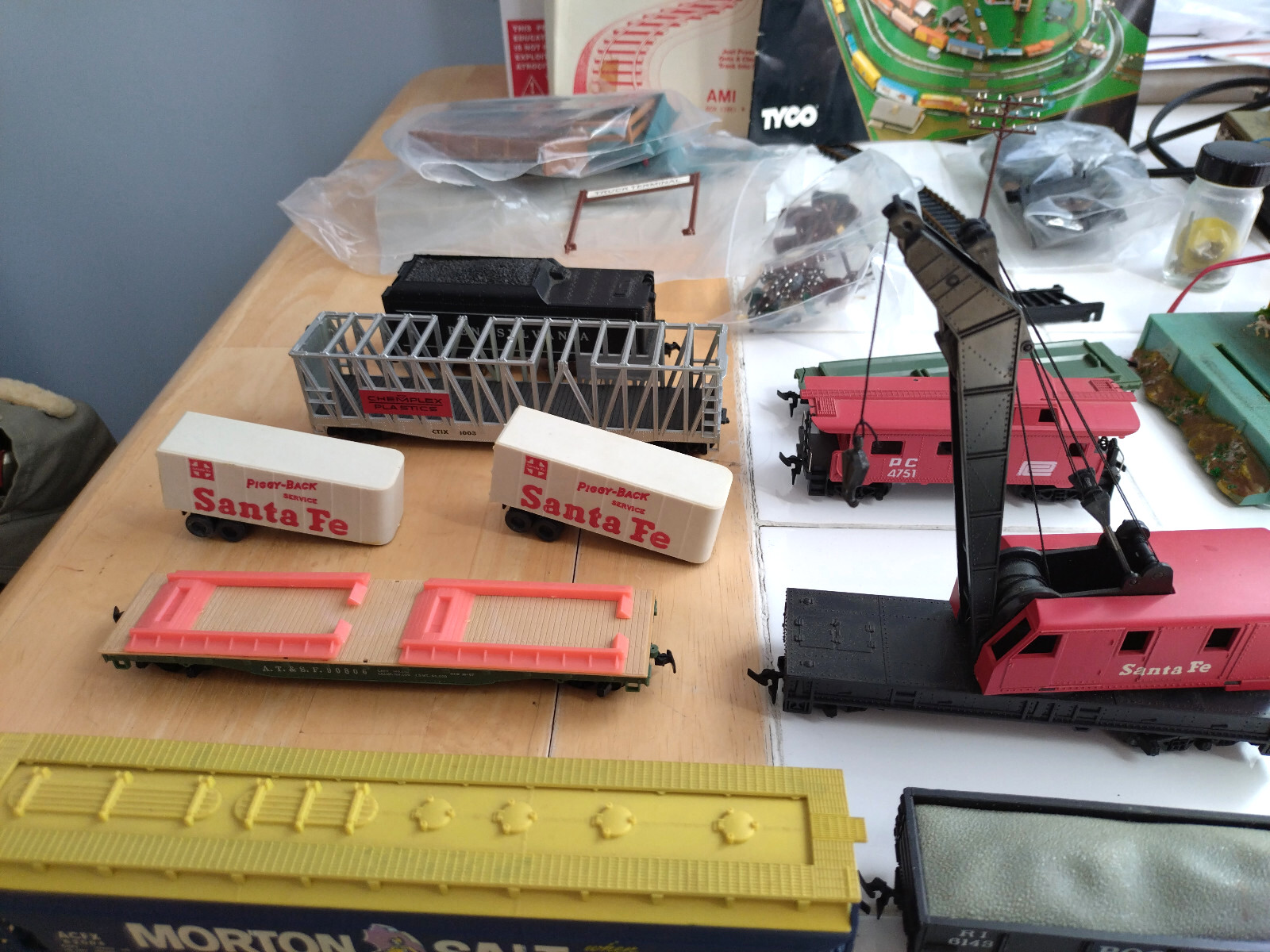 HO scale train start up, 1970’s, 2 locomotives, 12 cars, station + Very Clean