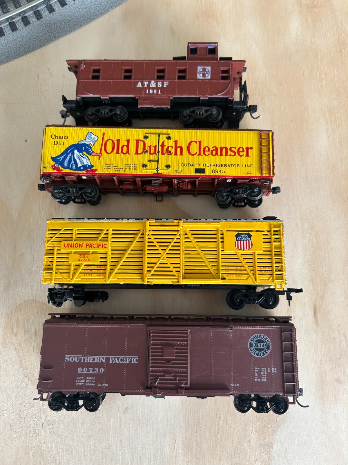 HO SCALE LOT OF FOUR ROLLING STOCK BOX CARS & CABOOSE GOOD CONDITION