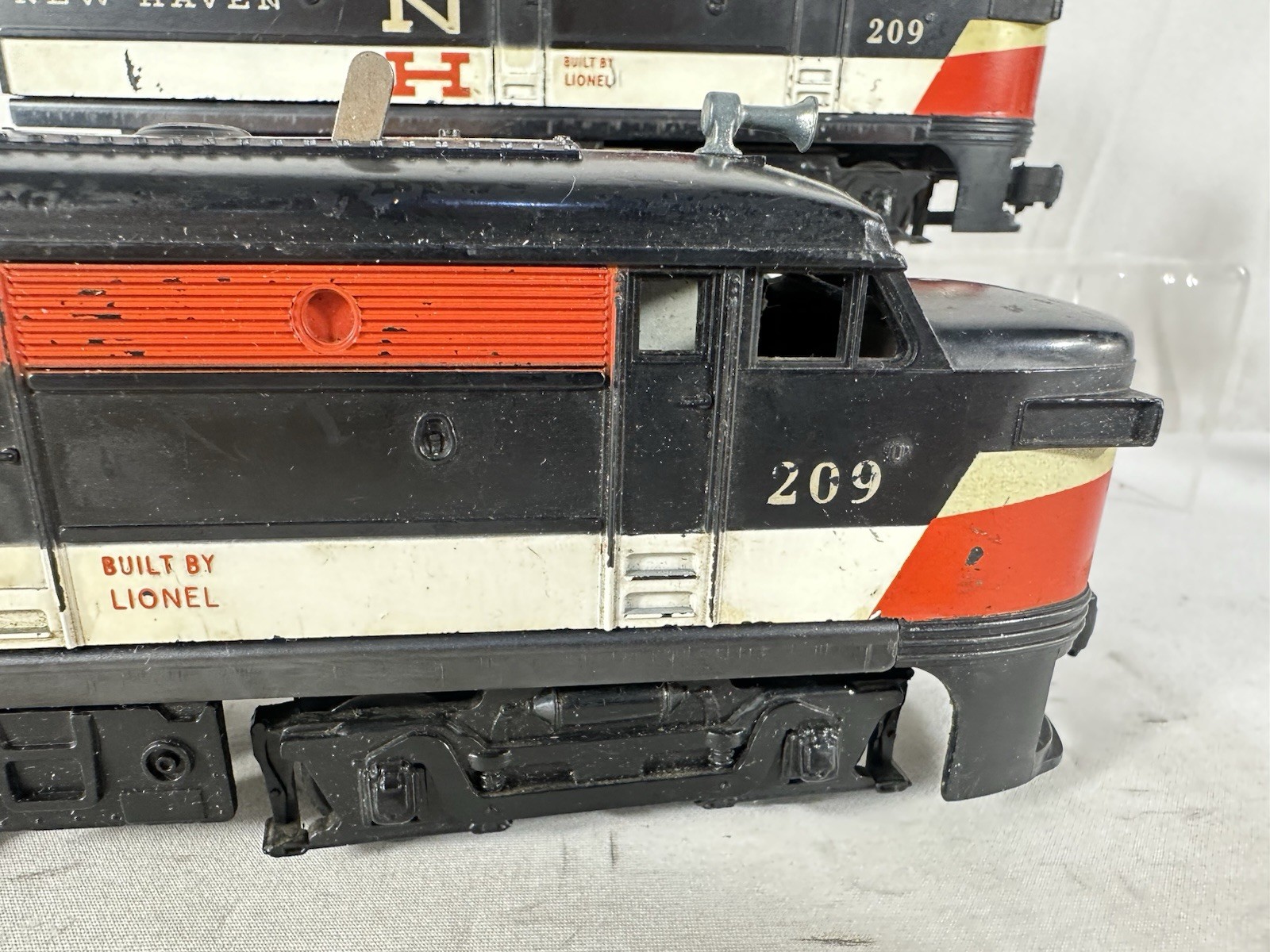 Desirable Lionel Original Postwar #209 New Haven A-A Alco Diesel Pair