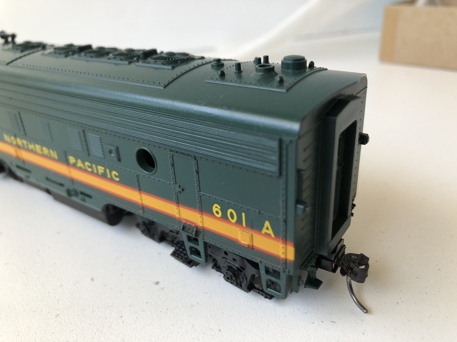 Athearn EMD F-9 Northern Pacific 601 A & Blank Southern Pacific 6441