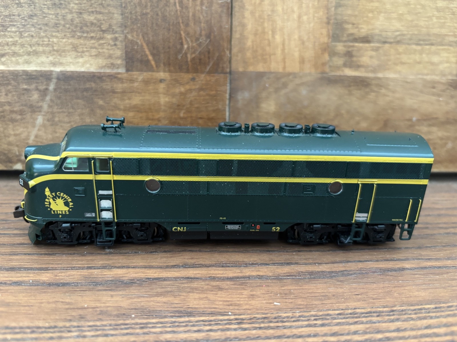 Athearn Genesis HO Scale Jersey Central F3 Locomotive and B Unit Excellent Runs