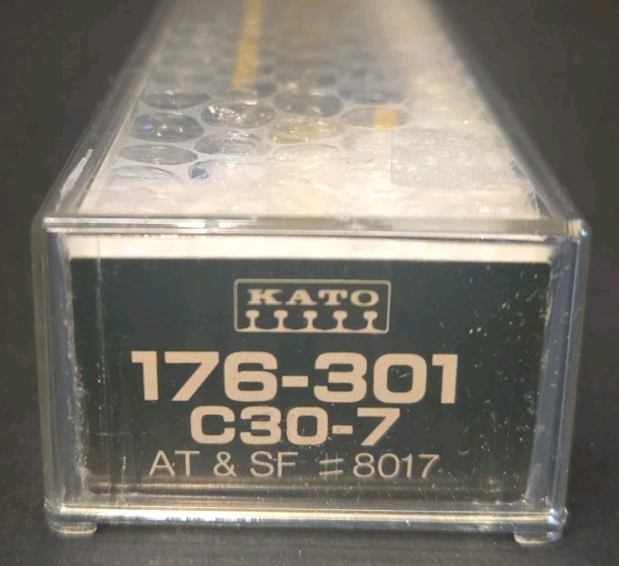 Kato 176-301 GE C30-7 Diesel Locomotive Santa Fe 8017 See Details! US Seller
