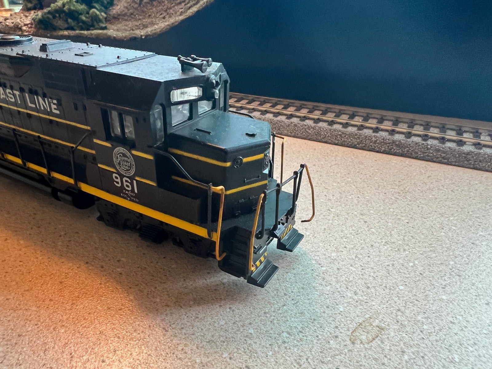 ATHEARN ~ SEABOARD GP-35 POWERED LOCOMOTIVE # 1415 HO SCALE RUns