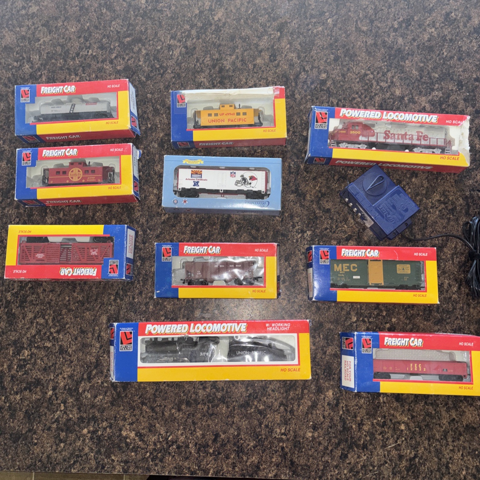 Life Like Trains HO Scale Electric Locomotive freight Car Caboose LOT￼