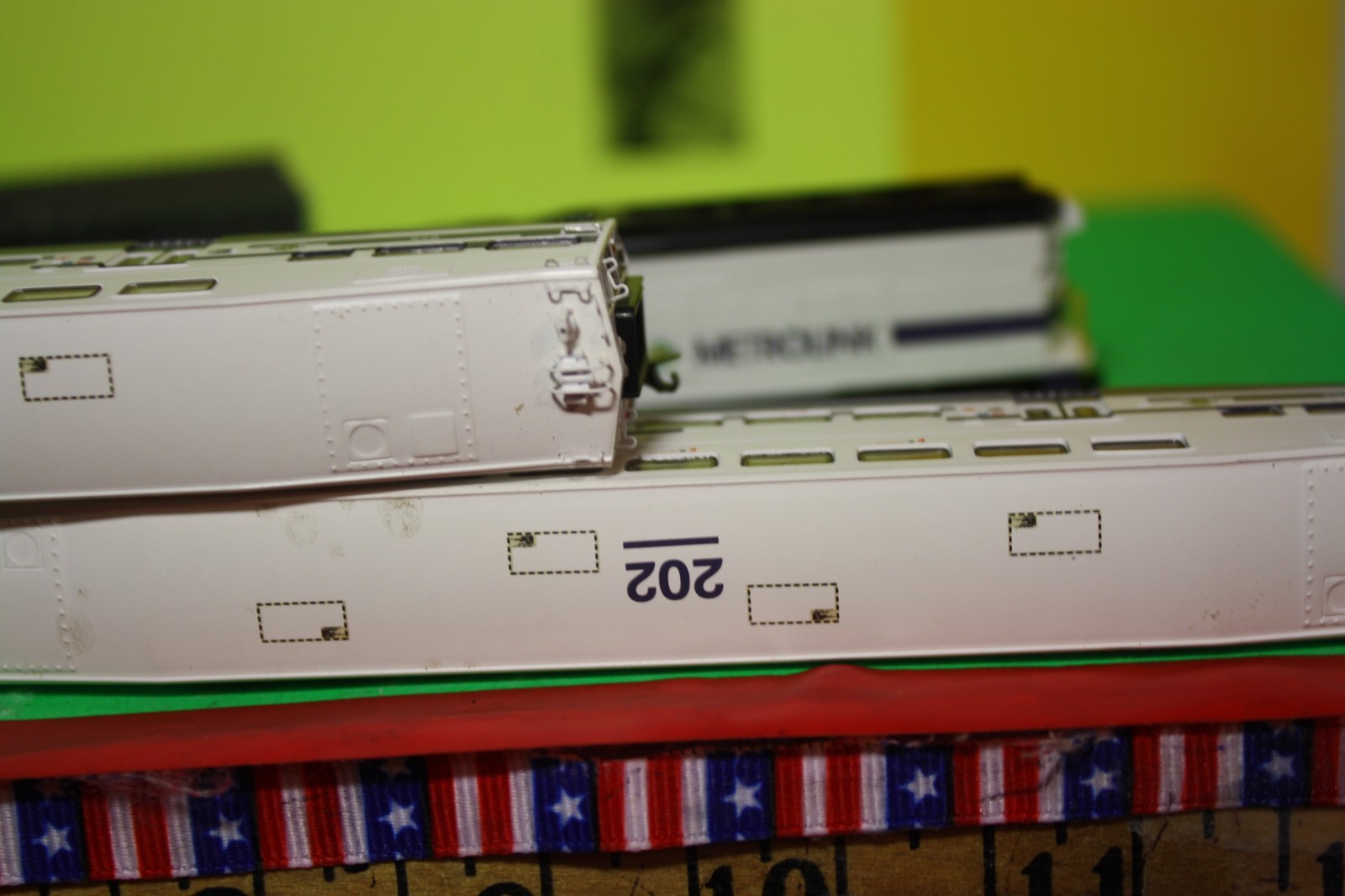 Athearn* N Scale F59Phi Metrolink #877 Light Rail 4 Piece Train Set
