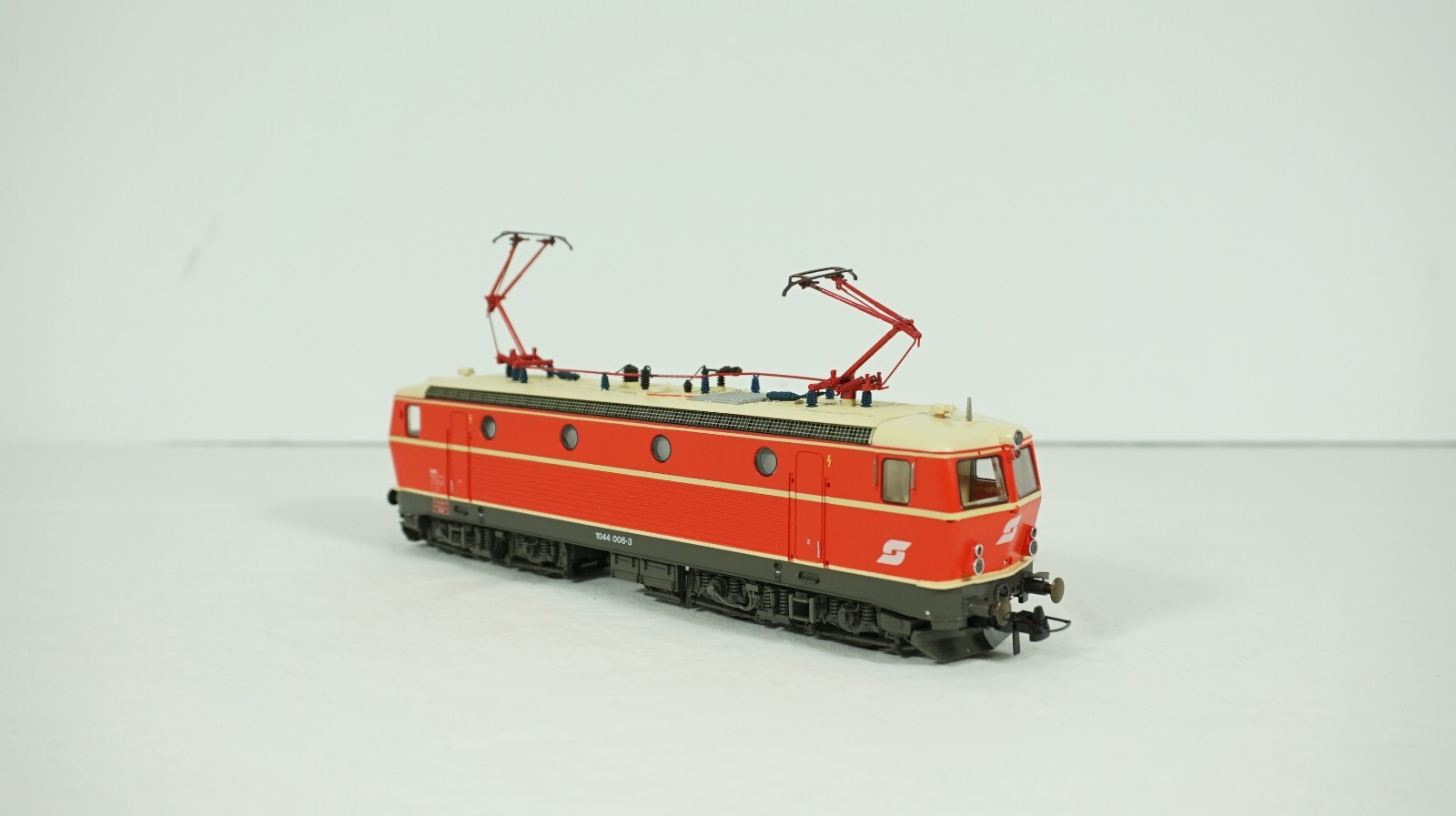 Roco HO Scale OBB Austrian Railway Type 1044 Electric Engine Item 43943 NEW W15