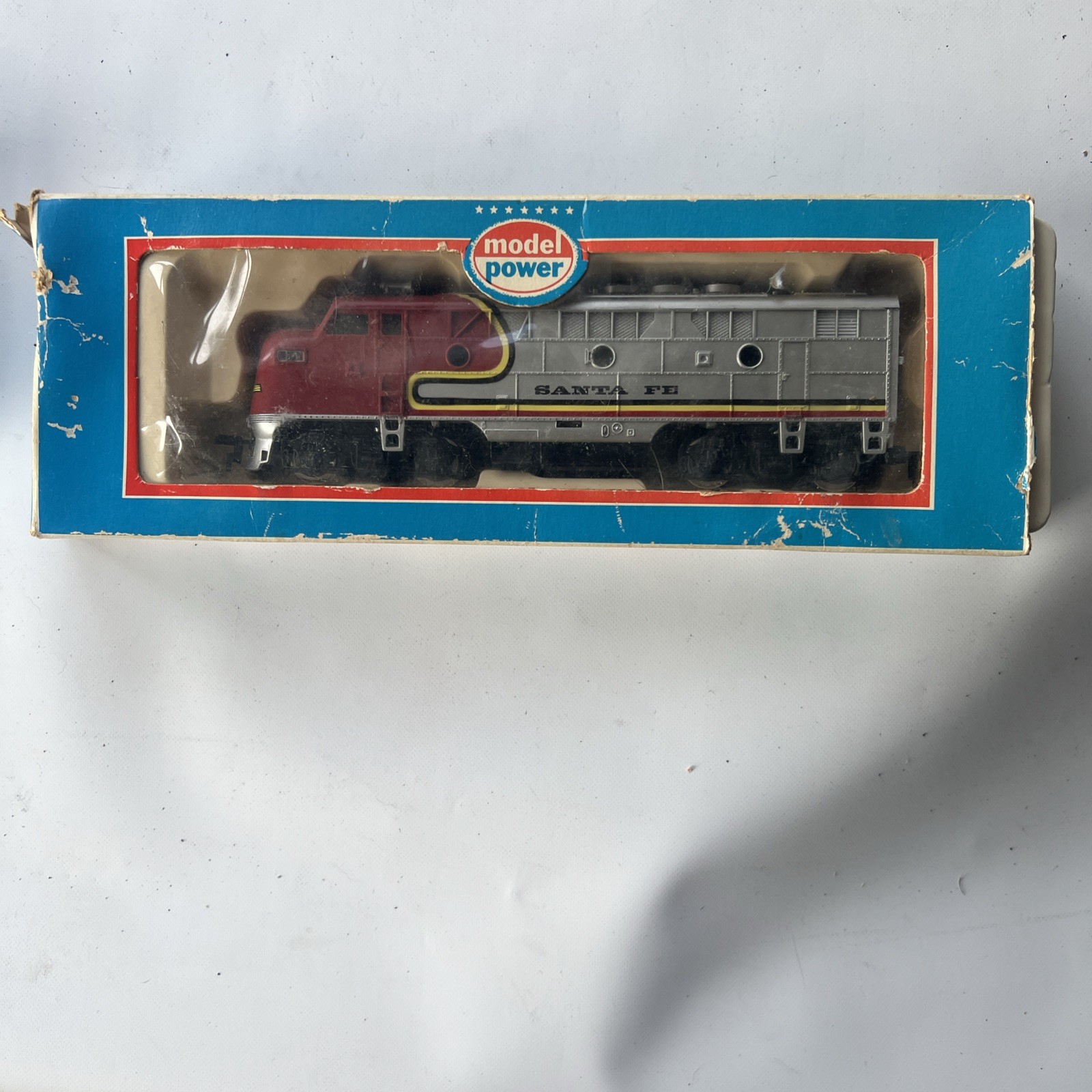 HO Model Power F3 Santa Fe Diesel 6730 & 6731, 8032, 8050, & 6915 Cattle Car