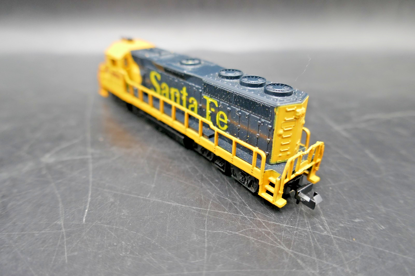 N Life-Like GP-40 Diesel Locomotive Engine Santa Fe #3779 – Tested & Working