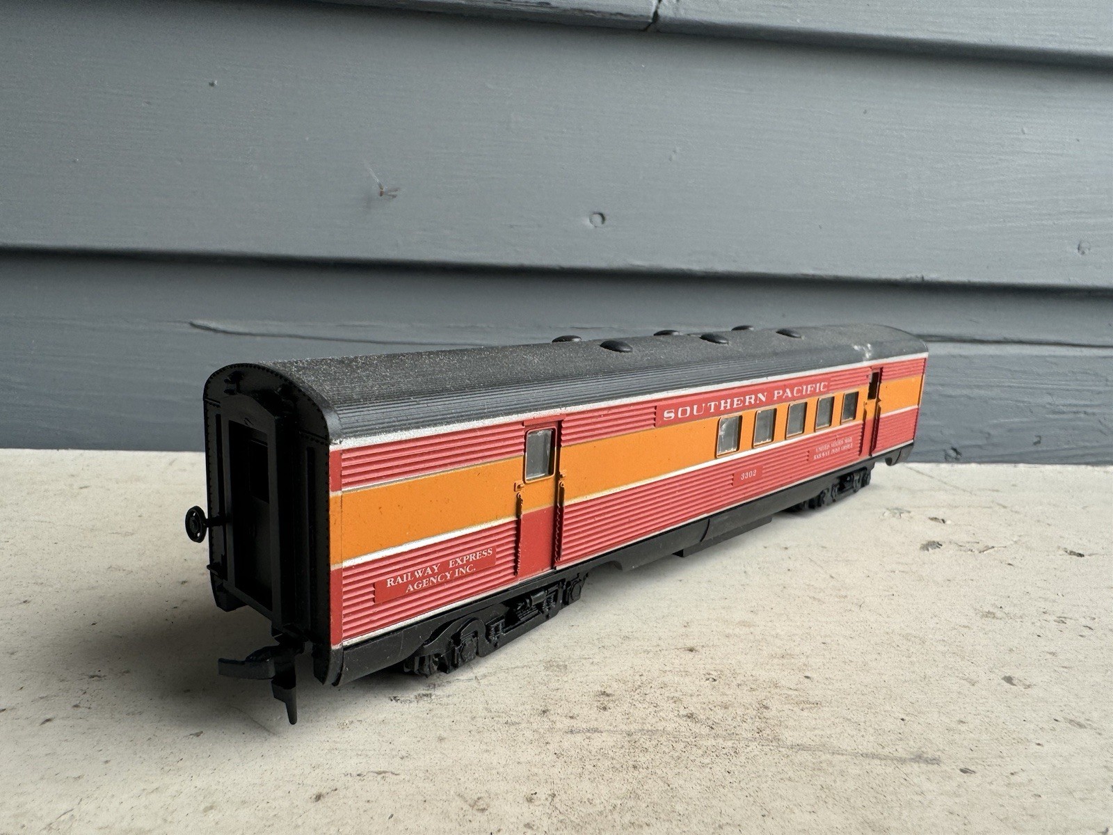HO Scale Southern Pacific SP Daylight Railway Post Office Car RPO