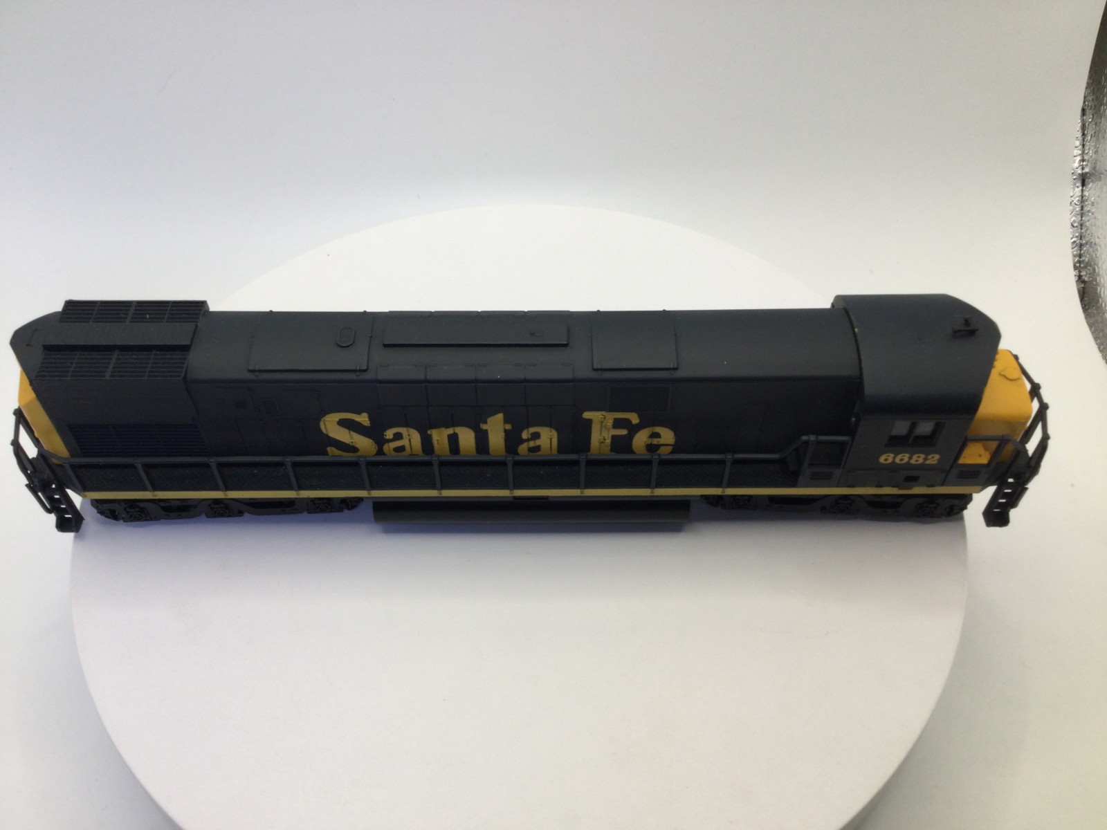 HO Scale Santa Fe Alco C-628 Deisel Powered Locomotive #6682 With Lights