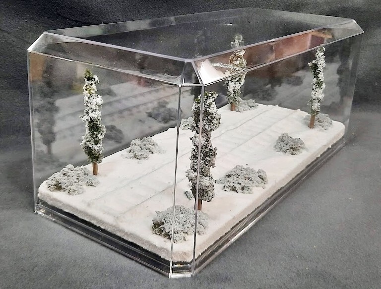 O SCALE – 16″ SINGLE TRACK – “WINTER SCENE” DISPLAY CASE- FOR ANY O SCALE TRAINS