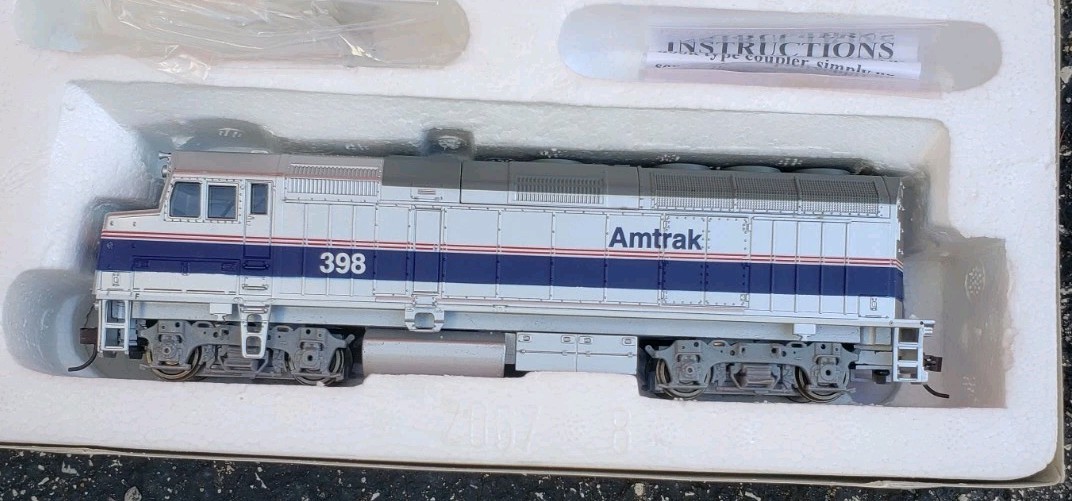 WALTHERS HO – EMD F40PH Diesel Locomotive – Amtrak Phase IV #398