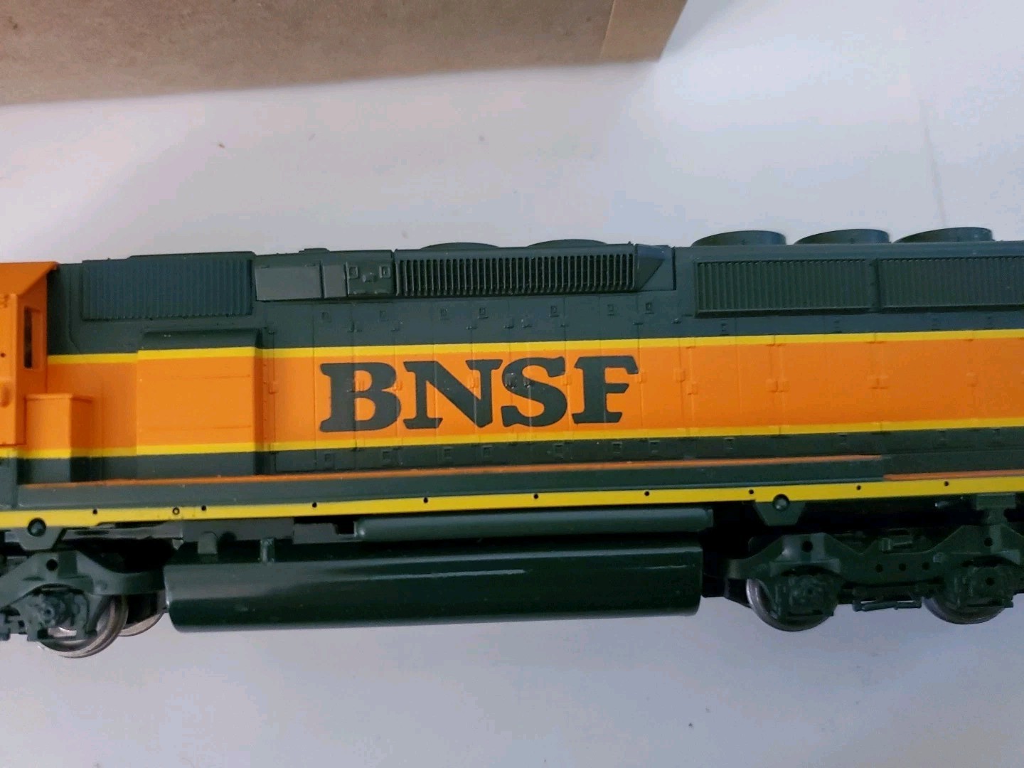 HO ATHEARN 4432 SD40-2 POWER BNSF # 6915, JORDAN SPREADER UNDECORATED 932-5350