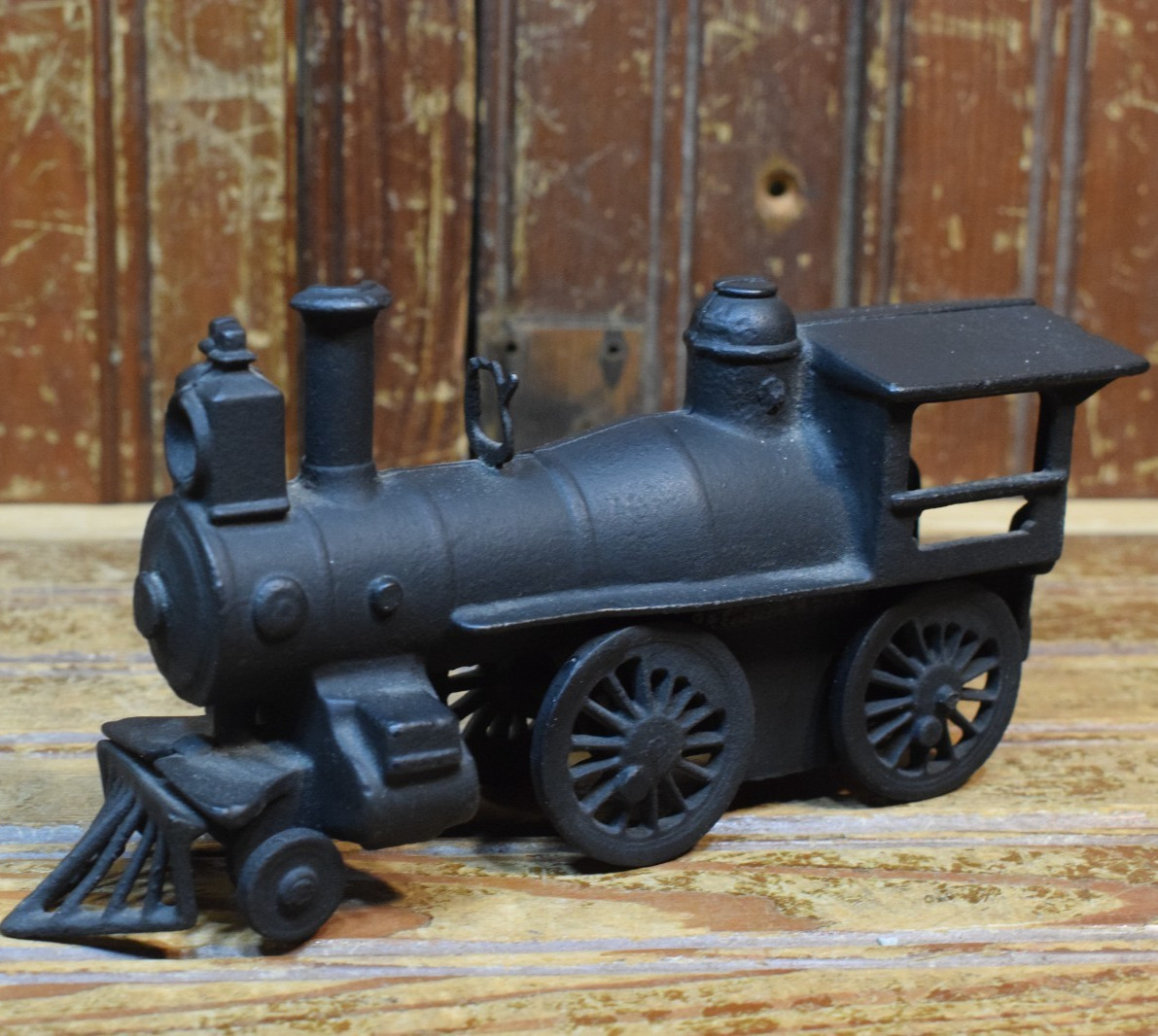 CAST IRON STEAM LOCOMOTIVE 8″ LONG FIGURAL INTERIOR HOME DECOR RAILROAD ENGINE