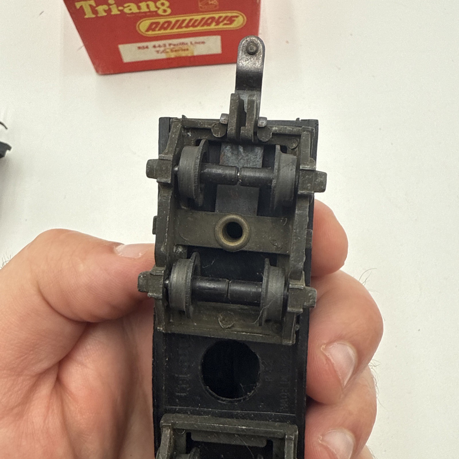TRI-ANG RAILWAYS R-54 TC SERIES 4-6-2 PACIFIC LOCOMOTIVE #2335 & TENDER R-32