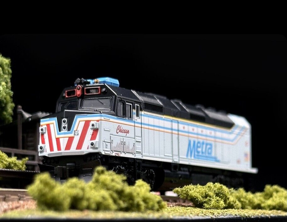 KATO N gauge 176-CHICAGO F40PH Chicago Metra #104 City of Chicago Special Paint