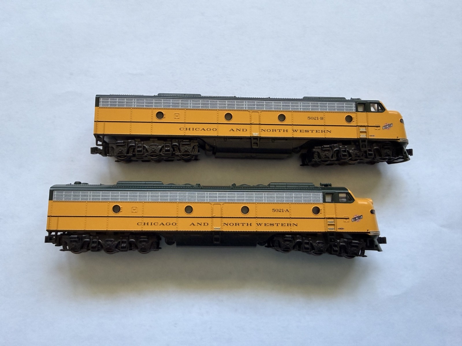 🚂 KATO N SCALE CHICAGO & NORTHWESTERN CNW EMD E8 DIESEL LOCO PAIR 5021A 5021B