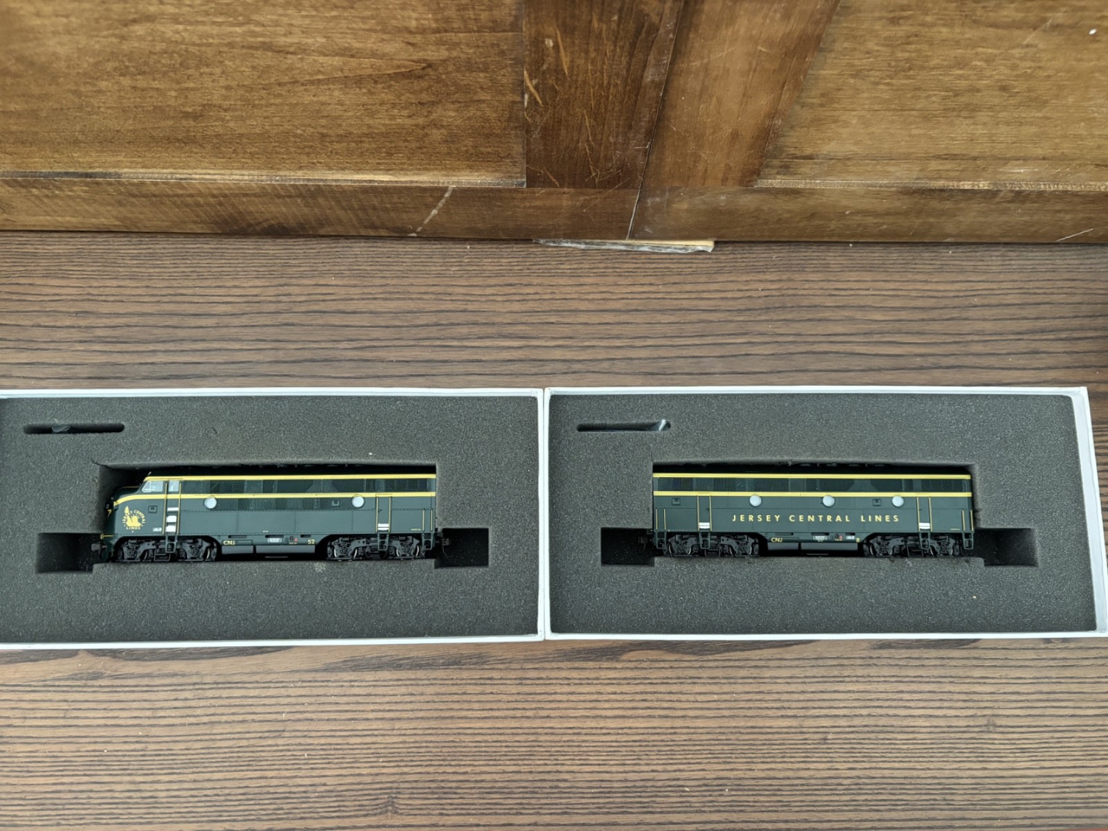 Athearn Genesis HO Scale Jersey Central F3 Locomotive and B Unit Excellent Runs