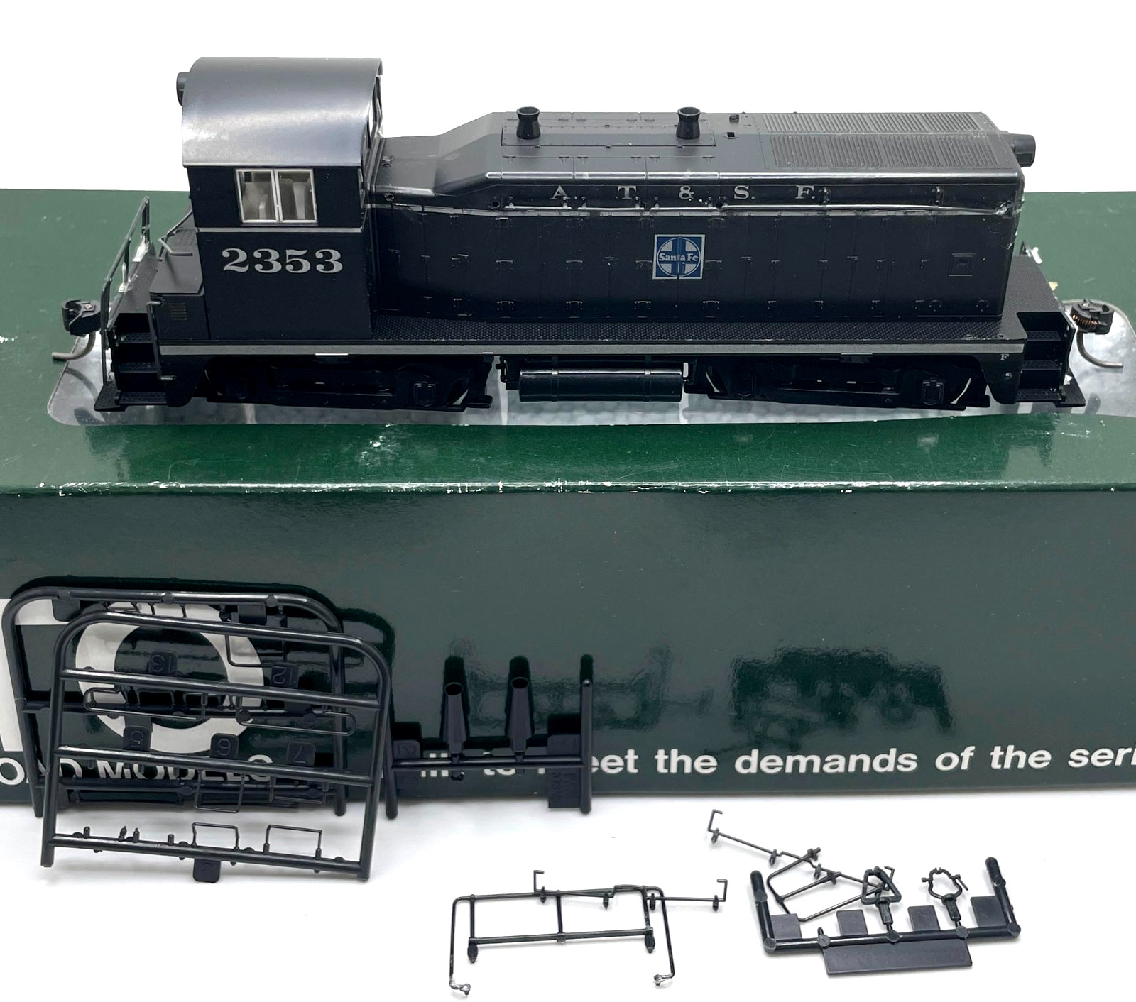 HO KATO 37-102 EMD NW2 PHASE I SWITCHER SANTA FE # 2367