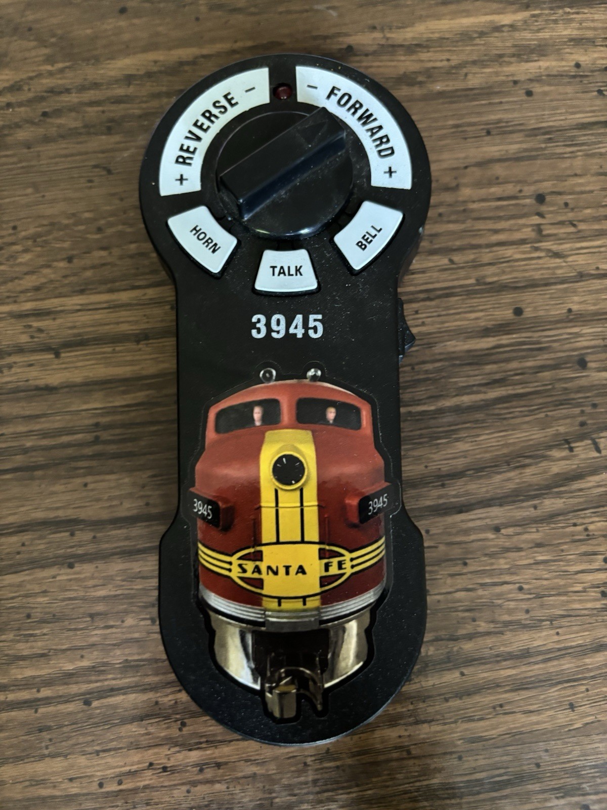 Menards F-3 Santa Fe War Bonnet #3945, Caboose & Beta 4.5 Remote – Dual Motor