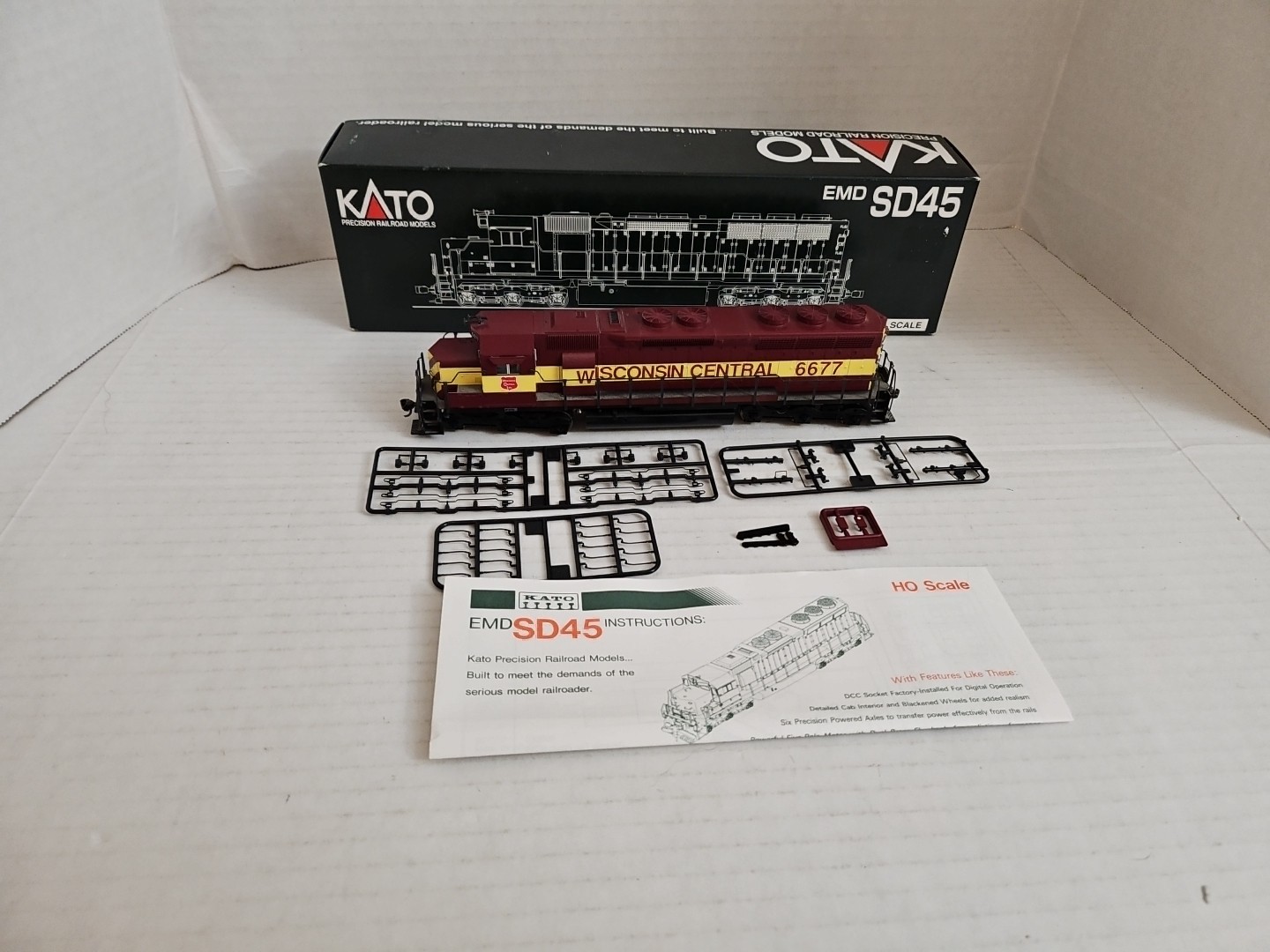 HO Scale 37-1744 KATO Wisconsin Central WC SD45 Powered Train Locomotive # 6677