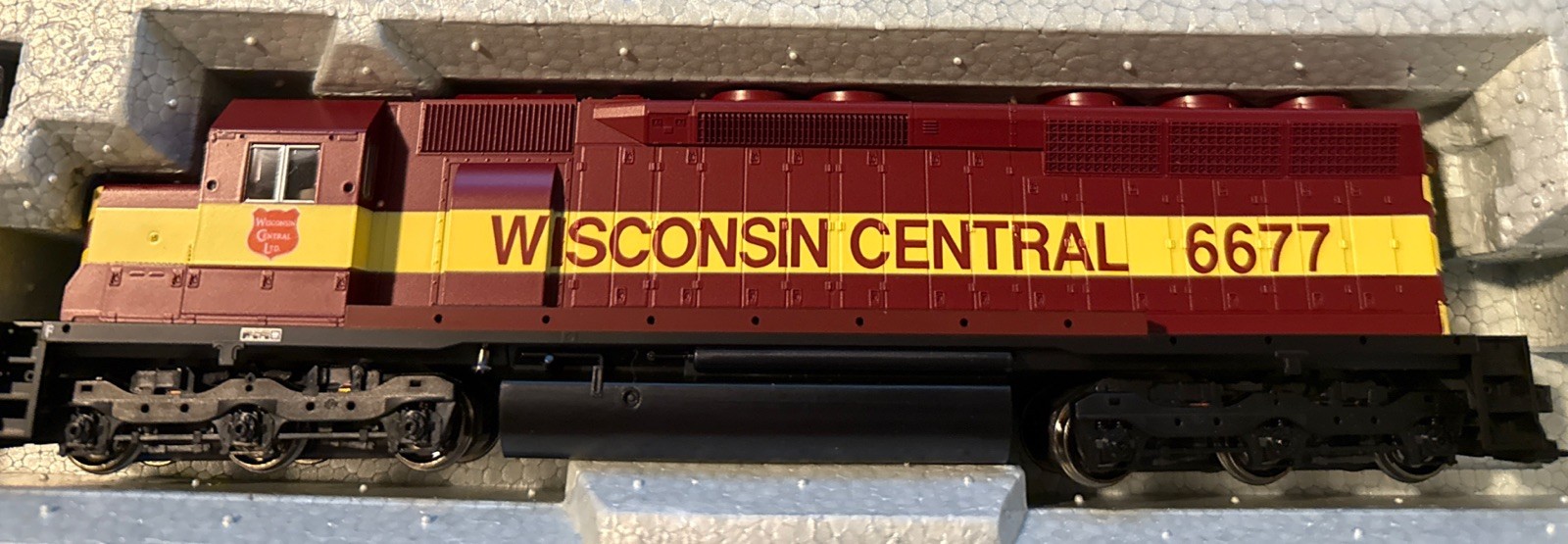 Kato Precision Railroad Models 37-1744 Wisconsin Central Locomotive HO 6677