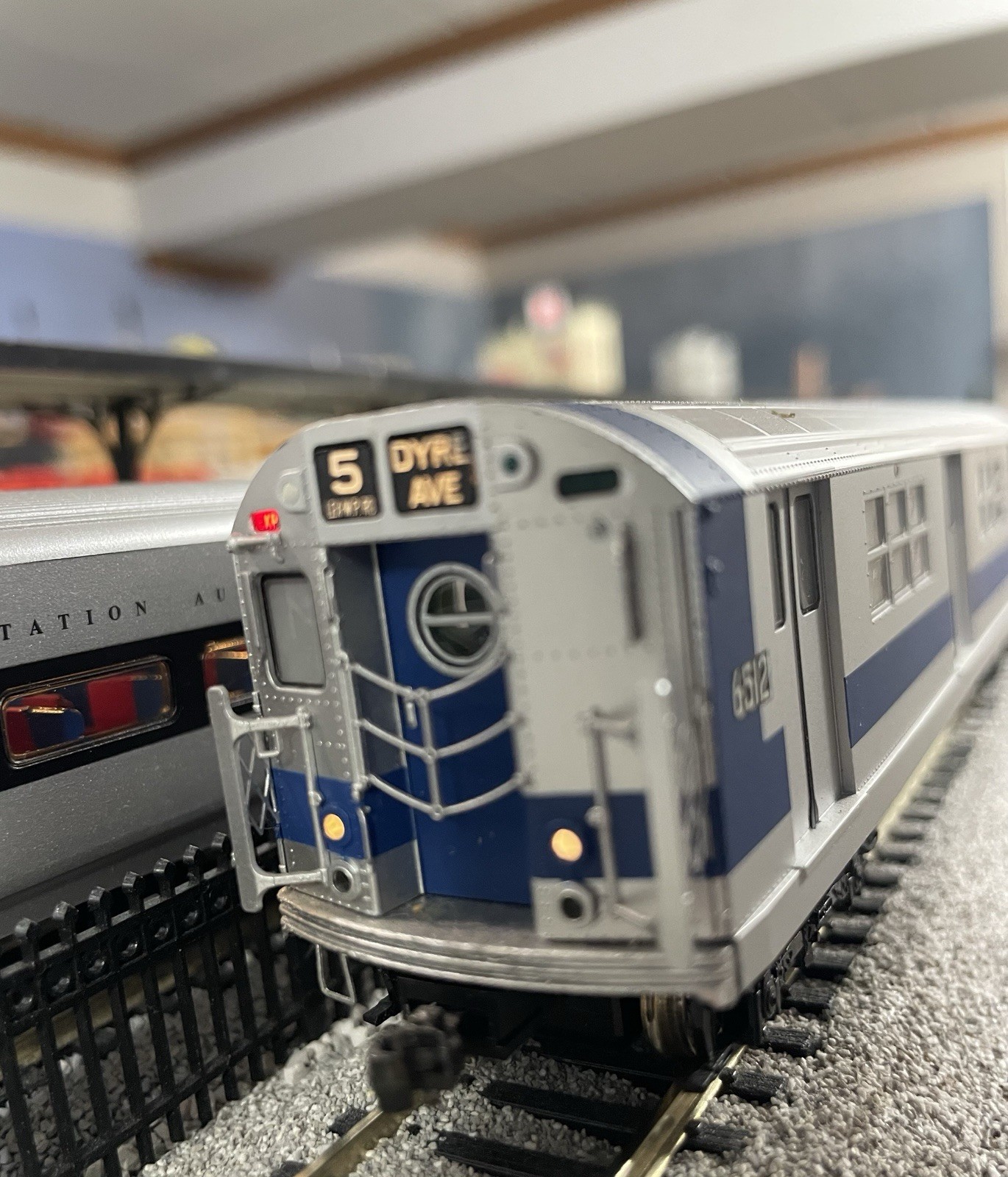 MTH HO R-17 4-car Subway Set DCC&SOUND Northbound