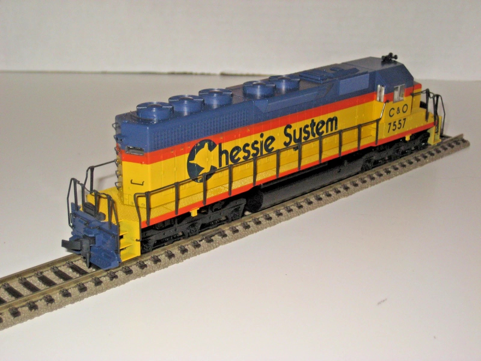 KATO 37-017 HO Scale Chessie System EMD SD40 Diesel Engine C&O #7557