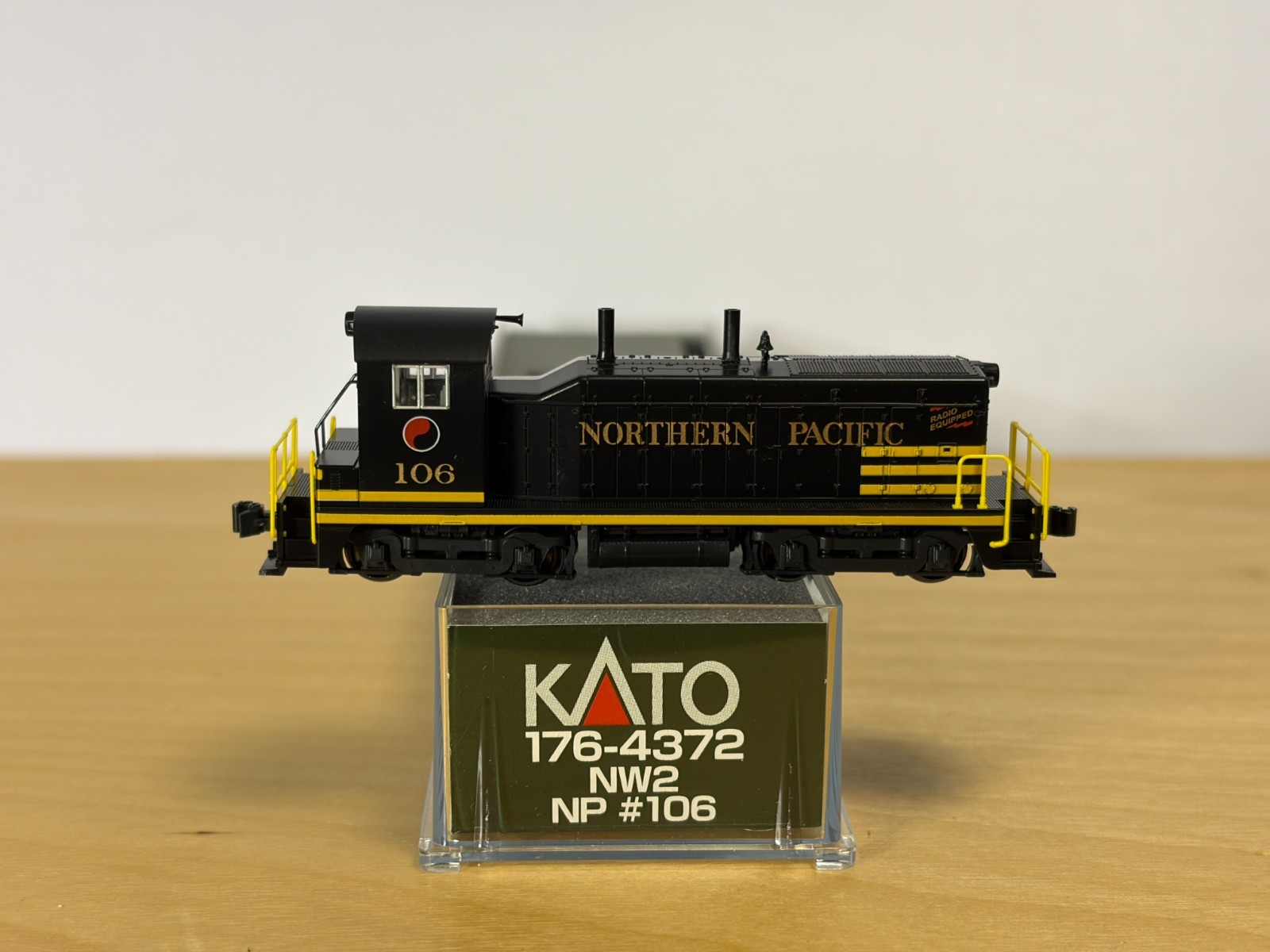 N Scale Kato EMD NW2 Northern Pacific #106 176-4372